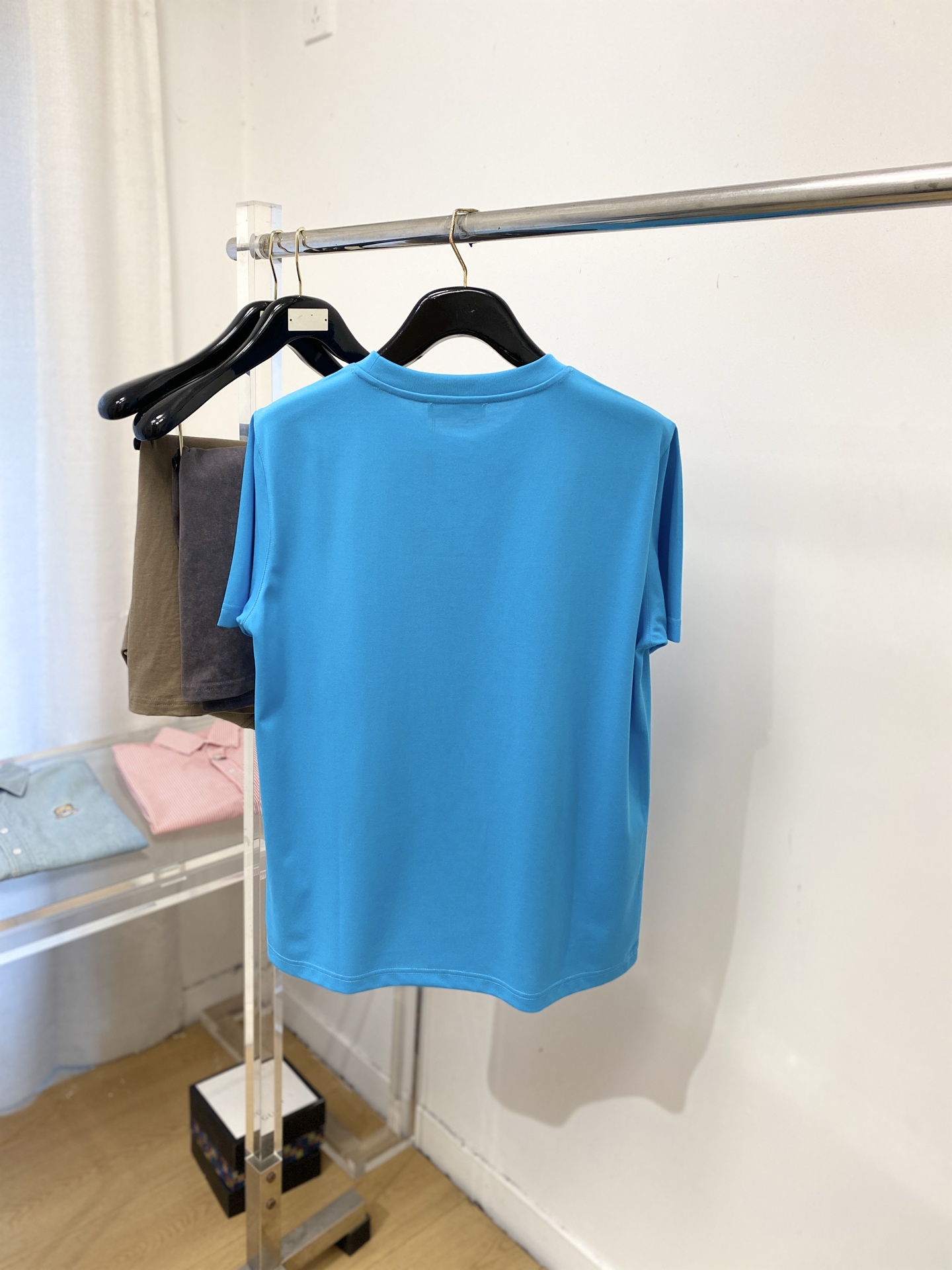 Kiton、2026新品短袖T恤，帅气时尚，胸前精致刺绣字母logo，简约百搭款。面料棉 不仅挺括，保持