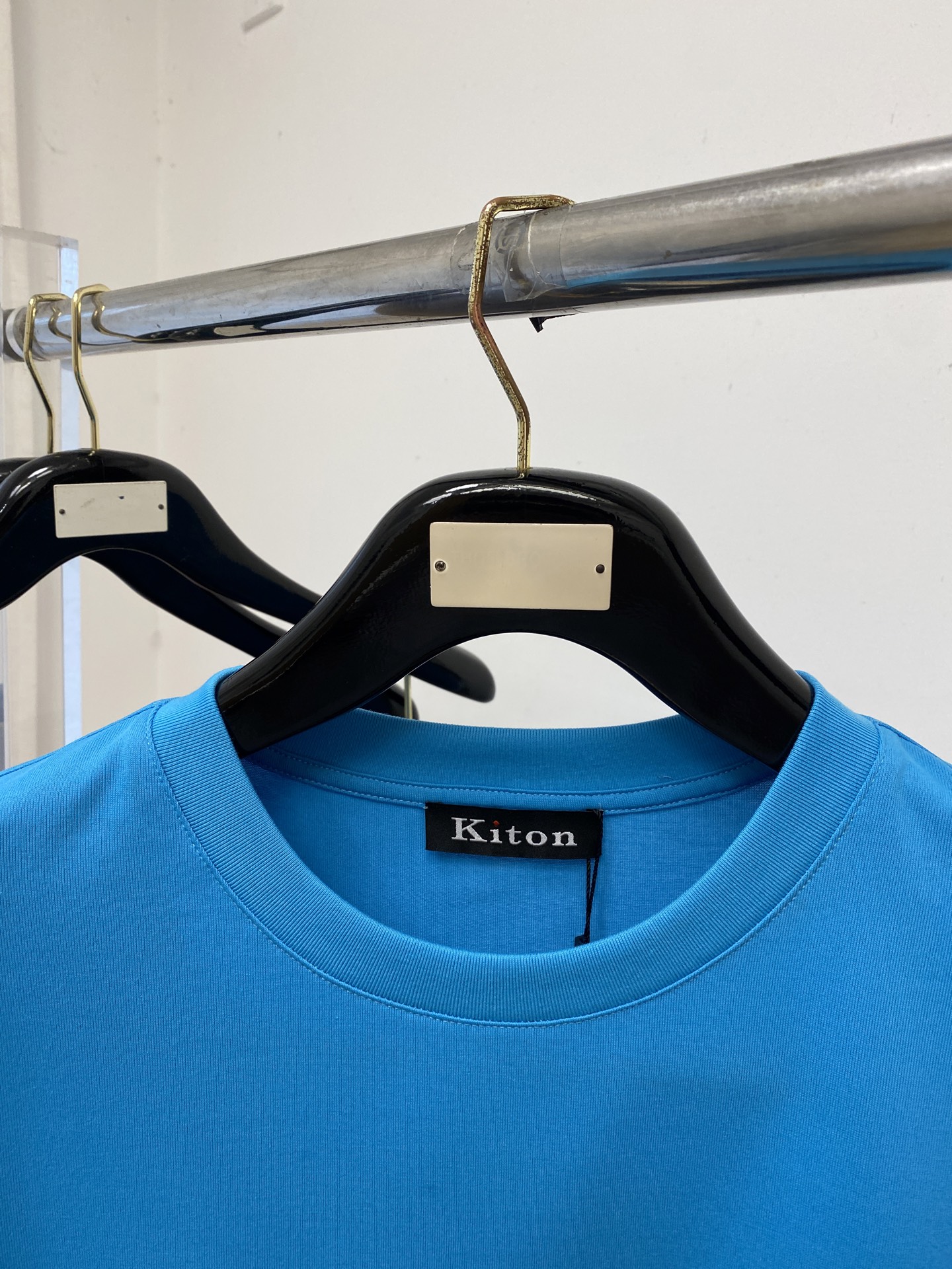 Kiton、2026新品短袖T恤，帅气时尚，胸前精致刺绣字母logo，简约百搭款。面料棉 不仅挺括，保持