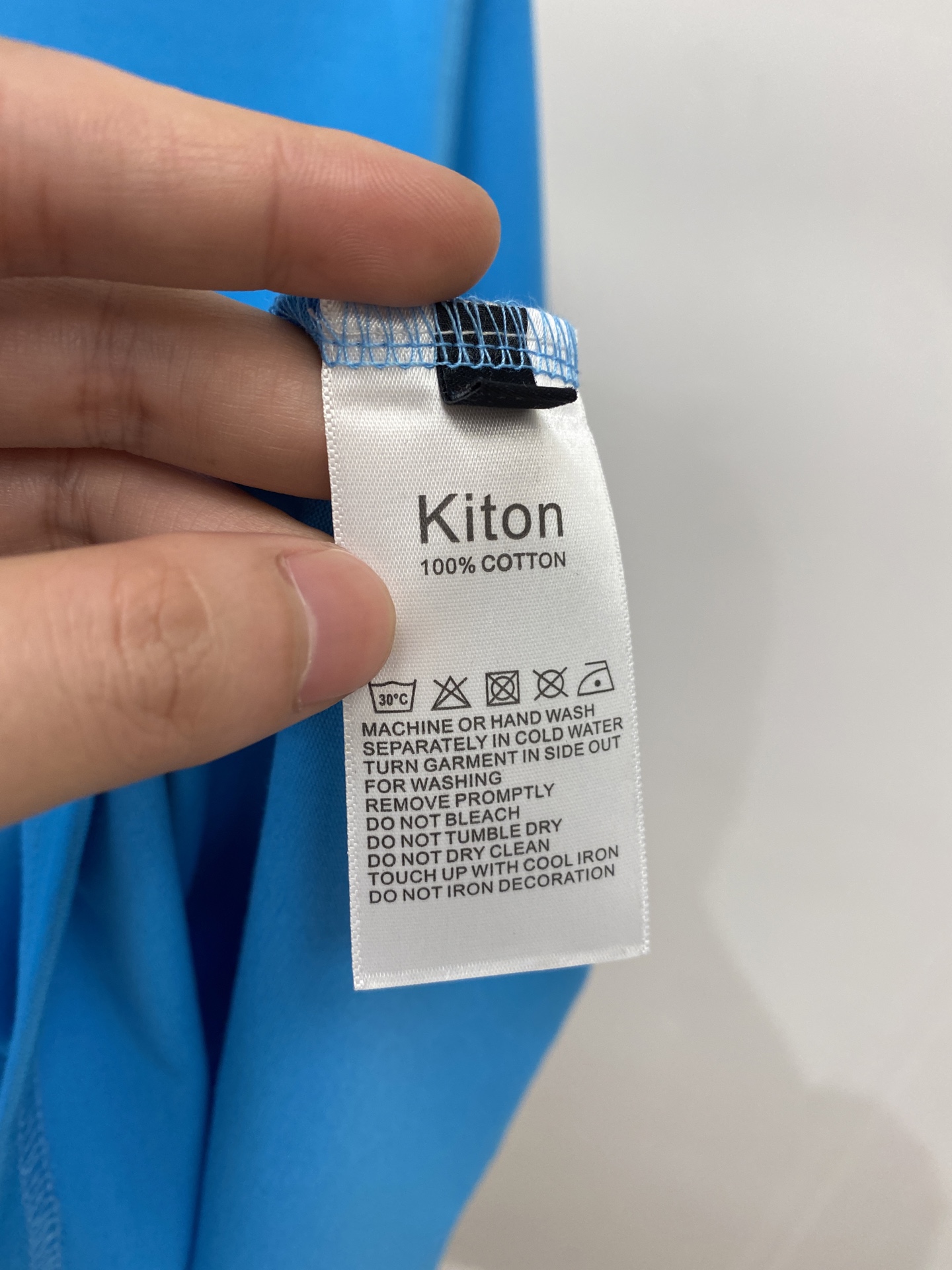 Kiton、2026新品短袖T恤，帅气时尚，胸前精致刺绣字母logo，简约百搭款。面料棉 不仅挺括，保持
