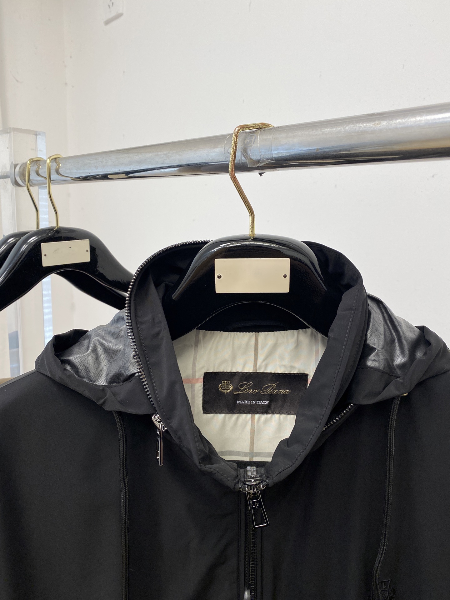 Loro piana、2026新品夹克外套，时尚帅气，简约百搭款，胸前精致刺绣图案字母logo，定制原版