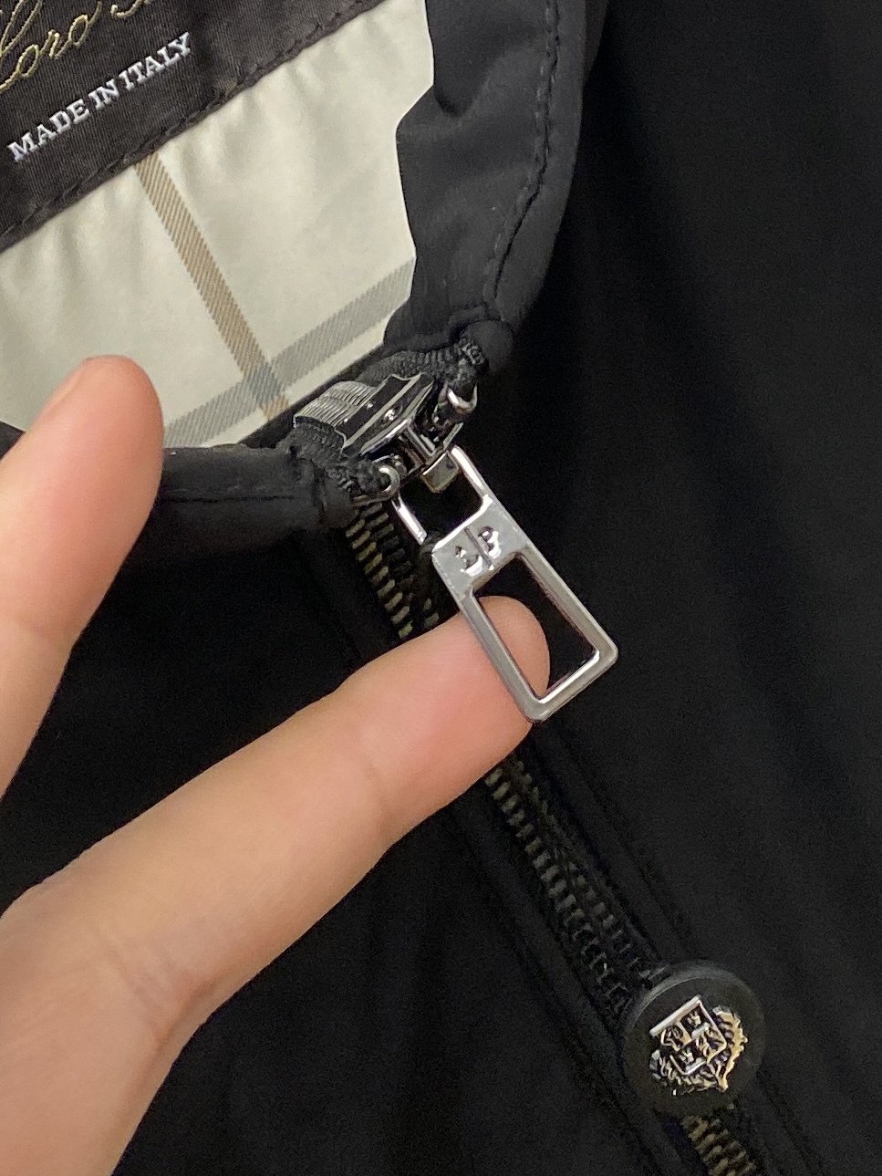 Loro piana、2026新品夹克外套，时尚帅气，简约百搭款，胸前精致刺绣图案字母logo，定制原版