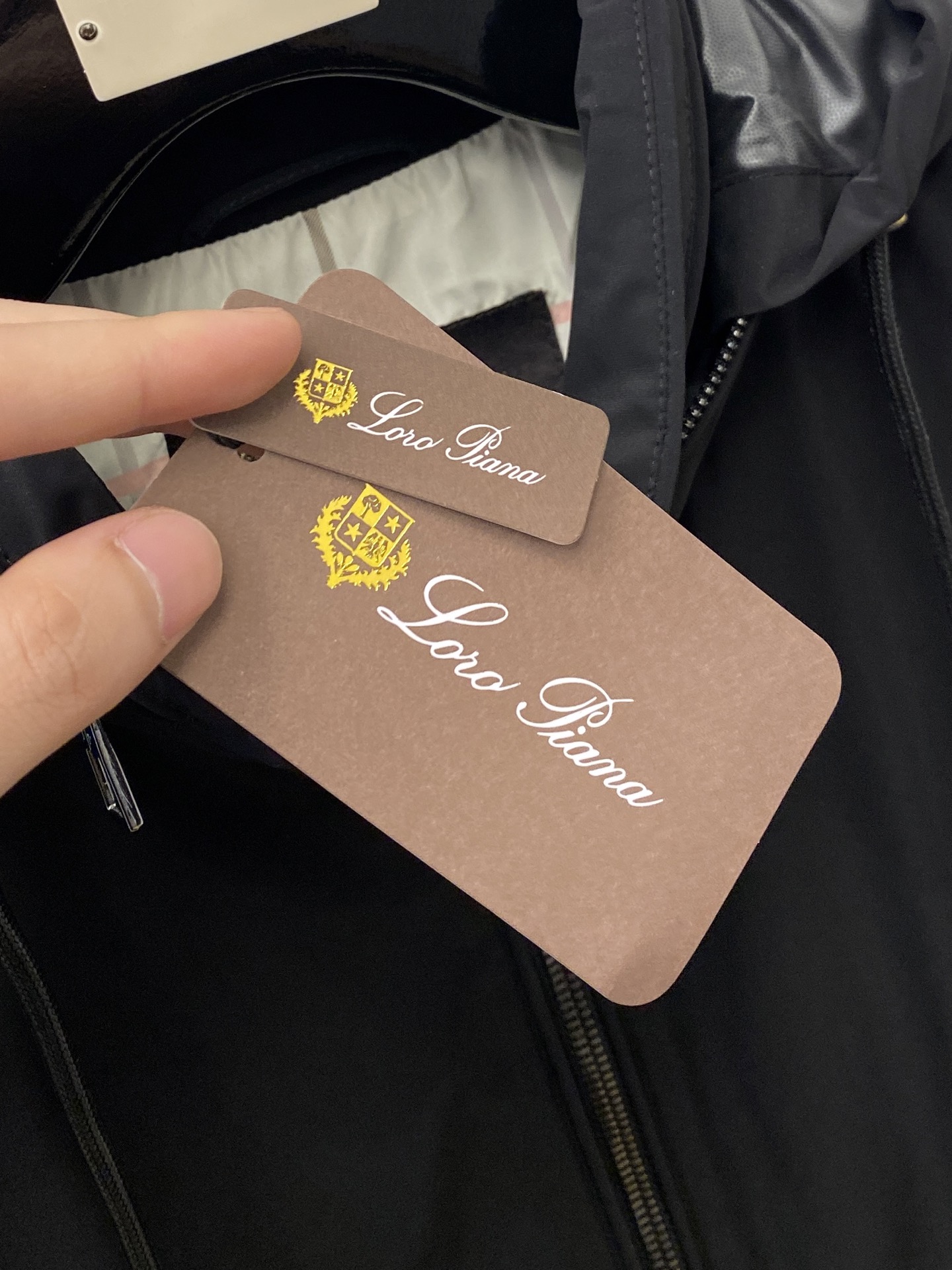 Loro piana、2026新品夹克外套，时尚帅气，简约百搭款，胸前精致刺绣图案字母logo，定制原版