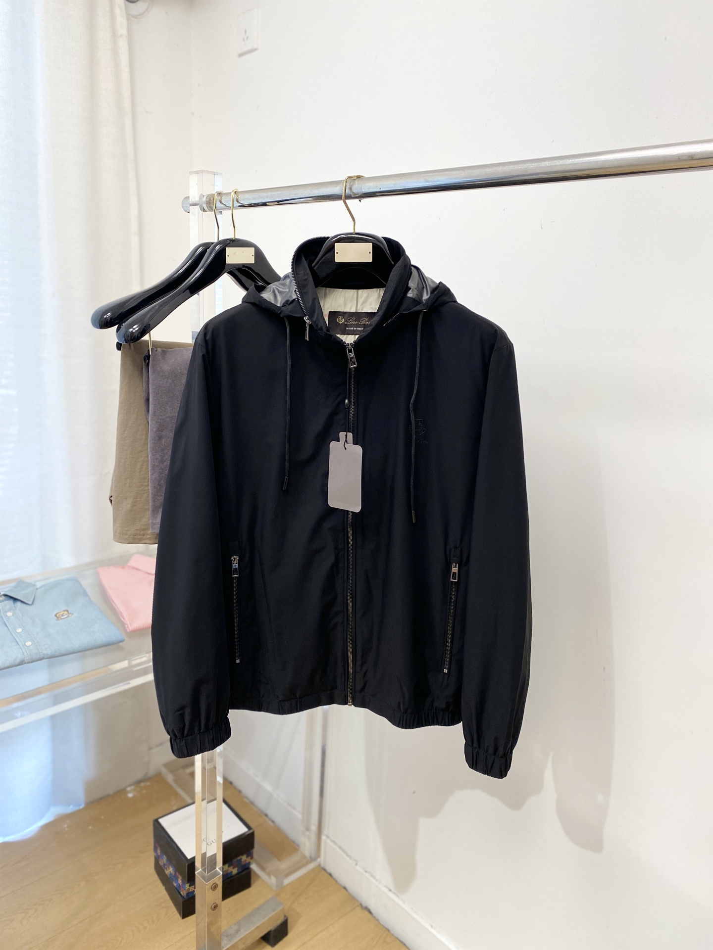 Loro piana、2026新品夹克外套，时尚帅气，简约百搭款，胸前精致刺绣图案字母logo，定制原版