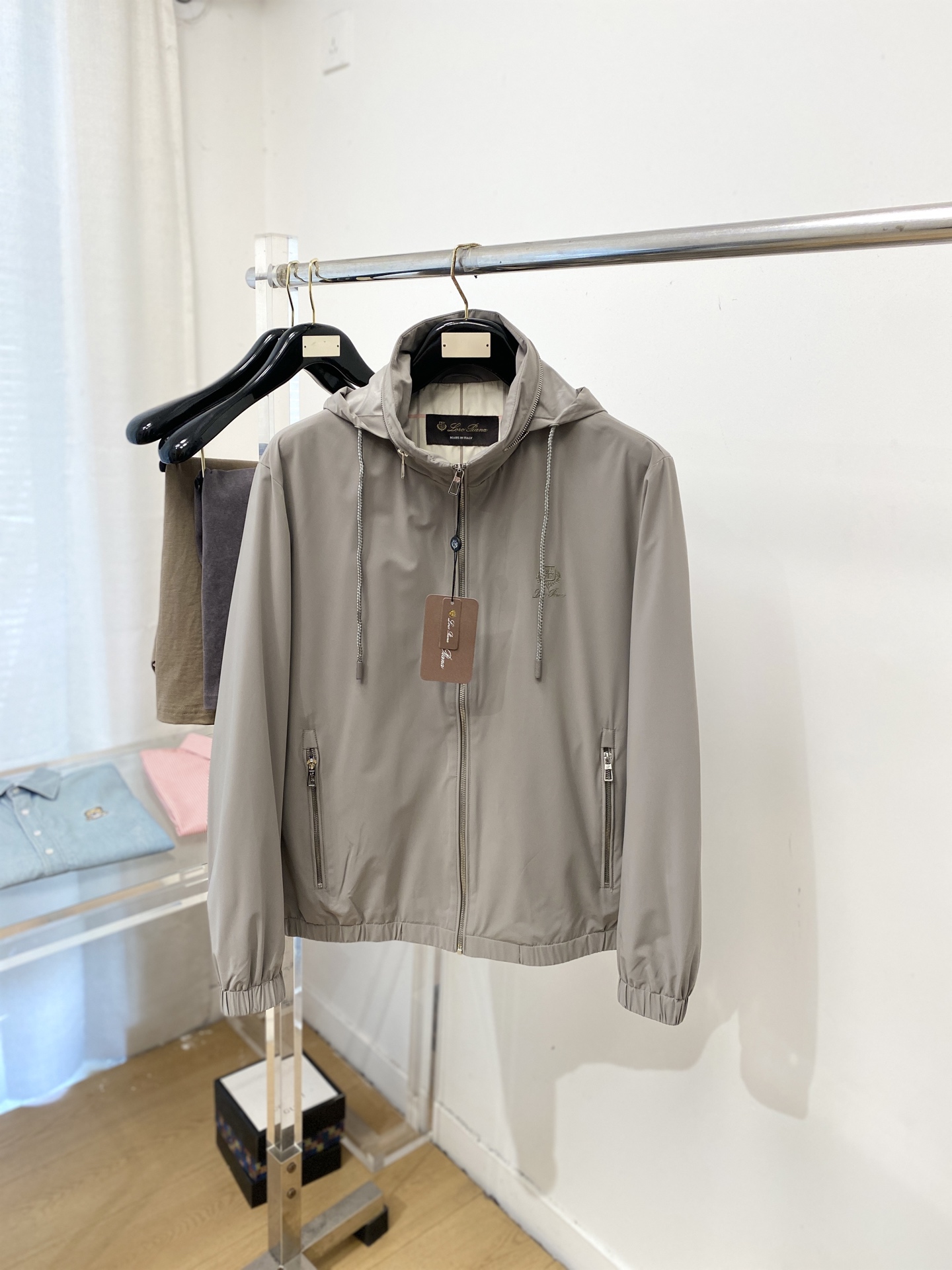 NO:756768,LP, 2026 new jacket, fashionable and handsome, simple and versatile style, exquisite embroidery pattern letter logo on the chest, customized original fabric, not only crisp and trendy silhouette, but also comfortable to wear, more delicate yarn weaving, size M-3XL,,loro piana,jackets & coats,jackets & coats,19860909LP、2026新品夹克外套,时尚帅气,简约百搭款,胸前精致刺绣图案字母logo,定制原版面料,不仅挺括,保持潮流的廓形,又穿着舒适,纱织更细腻,码数M-3XL,,loro piana,jackets & coats,jackets & coats,,Men's clothing