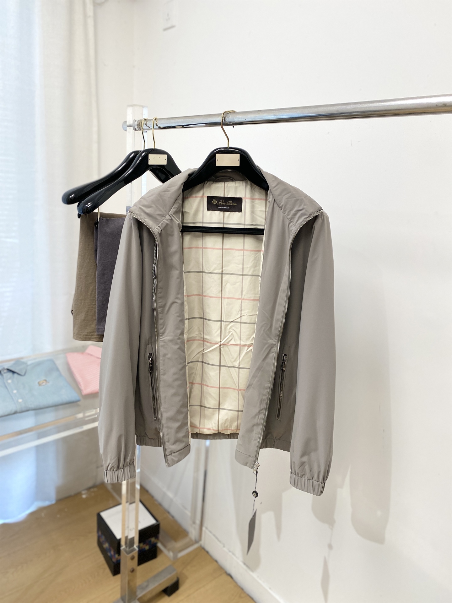 Loro piana、2026新品夹克外套，时尚帅气，简约百搭款，胸前精致刺绣图案字母logo，定制原版