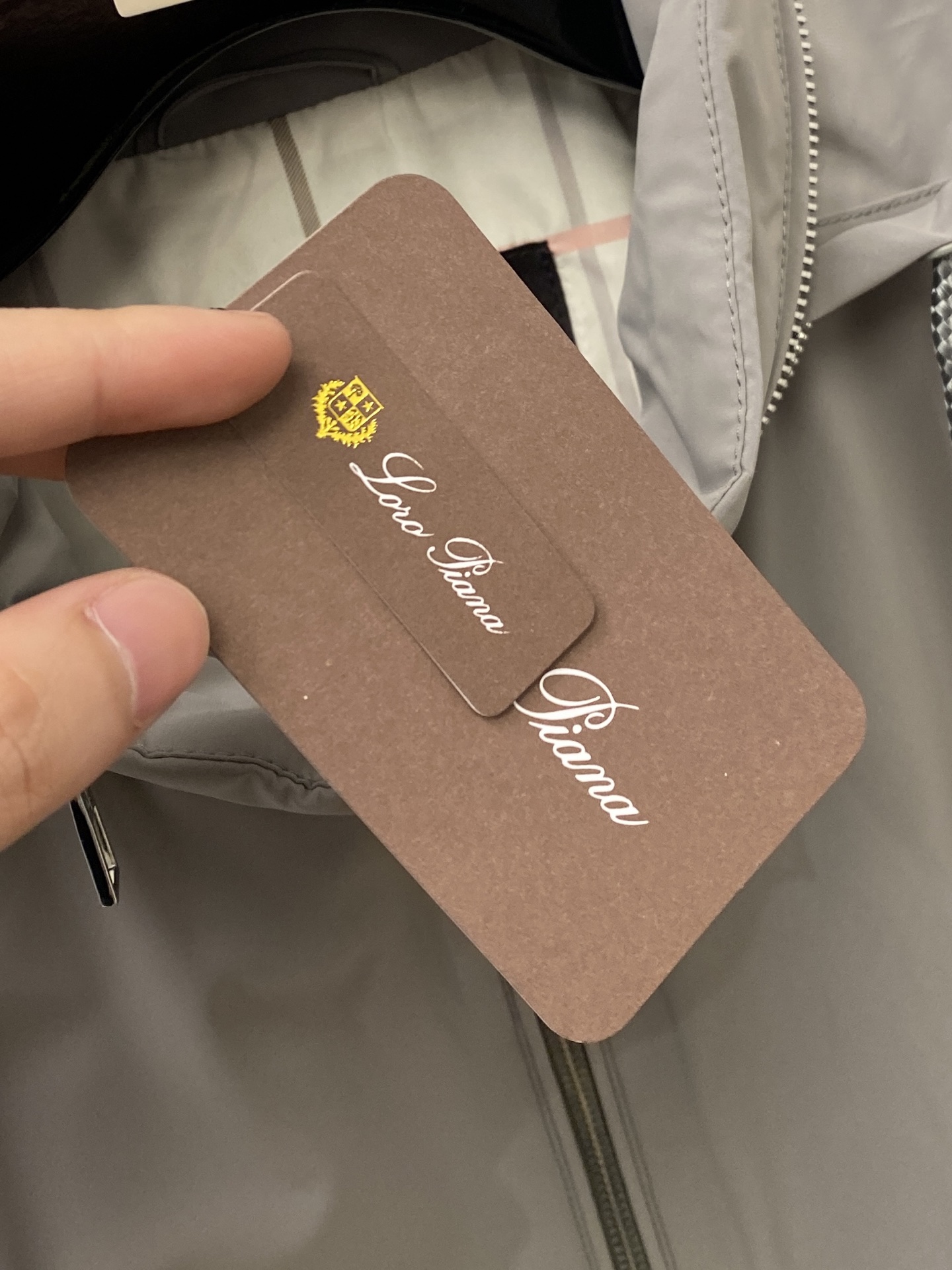 Loro piana、2026新品夹克外套，时尚帅气，简约百搭款，胸前精致刺绣图案字母logo，定制原版