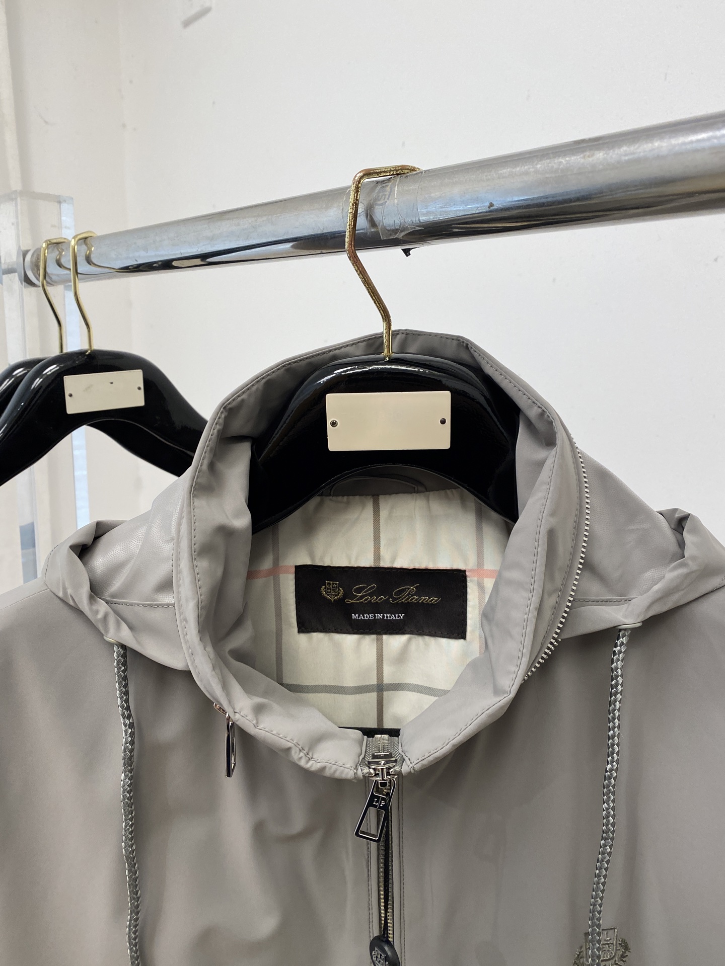 Loro piana、2026新品夹克外套，时尚帅气，简约百搭款，胸前精致刺绣图案字母logo，定制原版