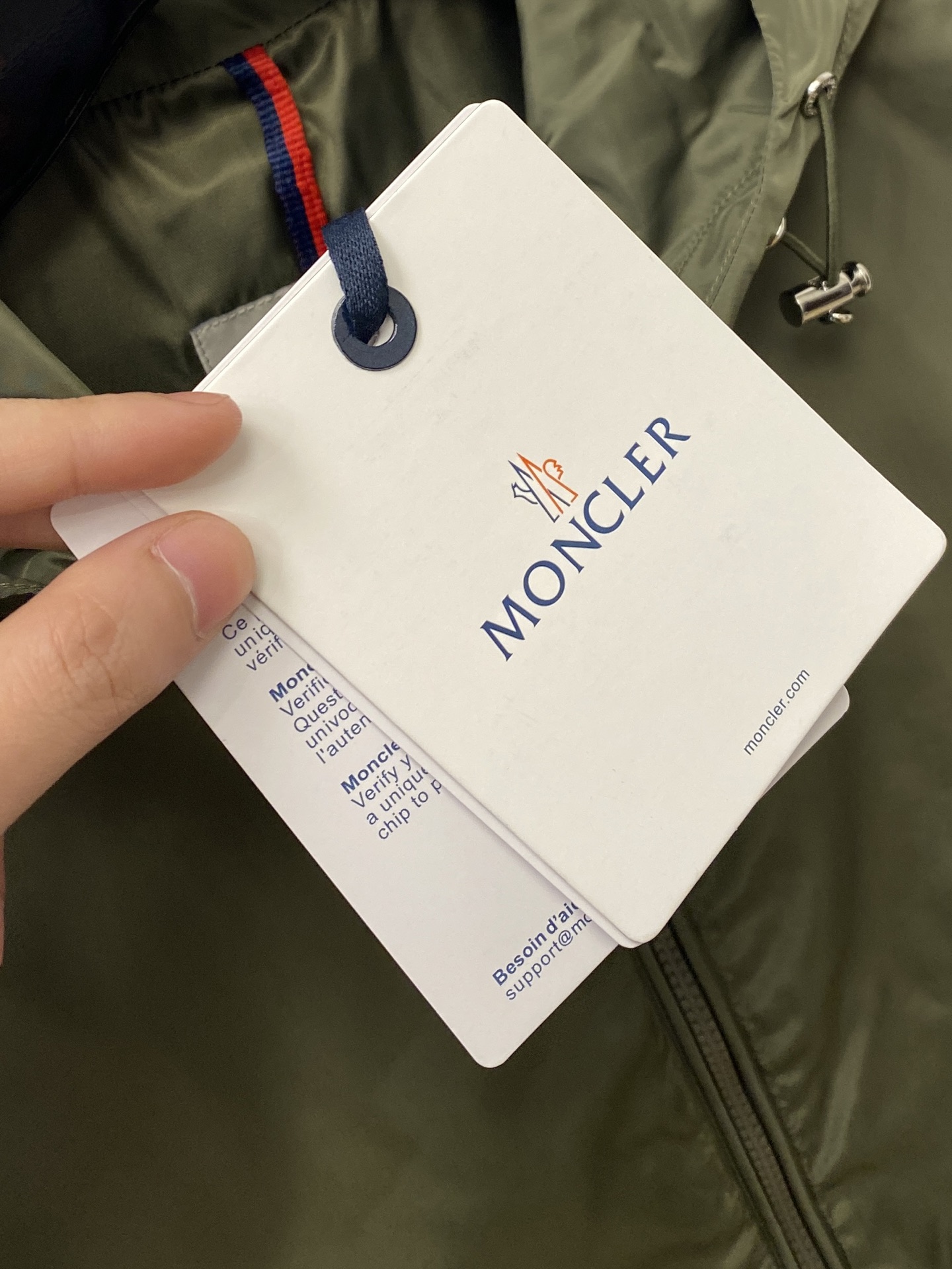 ￼蒙口、2026新品夹克外套，时尚帅气，简约百搭款，袖口刺绣装饰图案logo，定制原版面料，不仅挺括，保