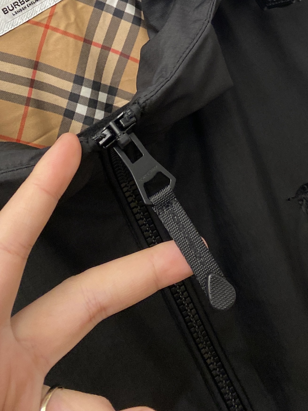 巴宝莉、2026新品夹克外套，时尚帅气，简约百搭款，胸前精致刺绣图案logo，定制原版面料，不仅挺括，保