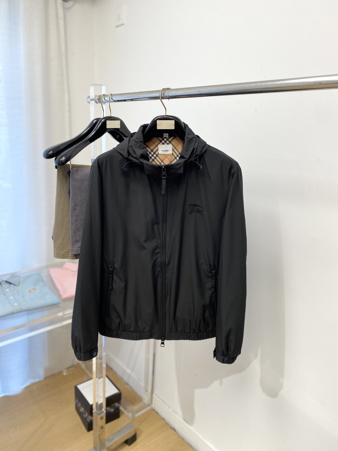 巴宝莉、2026新品夹克外套，时尚帅气，简约百搭款，胸前精致刺绣图案logo，定制原版面料，不仅挺括，保