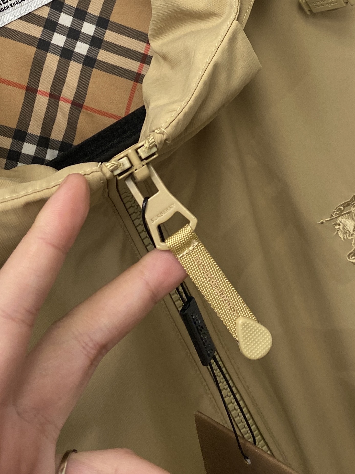 巴宝莉、2026新品夹克外套，时尚帅气，简约百搭款，胸前精致刺绣图案logo，定制原版面料，不仅挺括，保