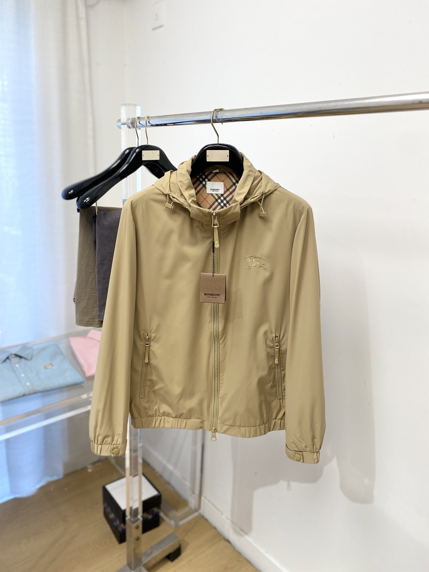 巴宝莉、2026新品夹克外套，时尚帅气，简约百搭款，胸前精致刺绣图案logo，定制原版面料，不仅挺括，保