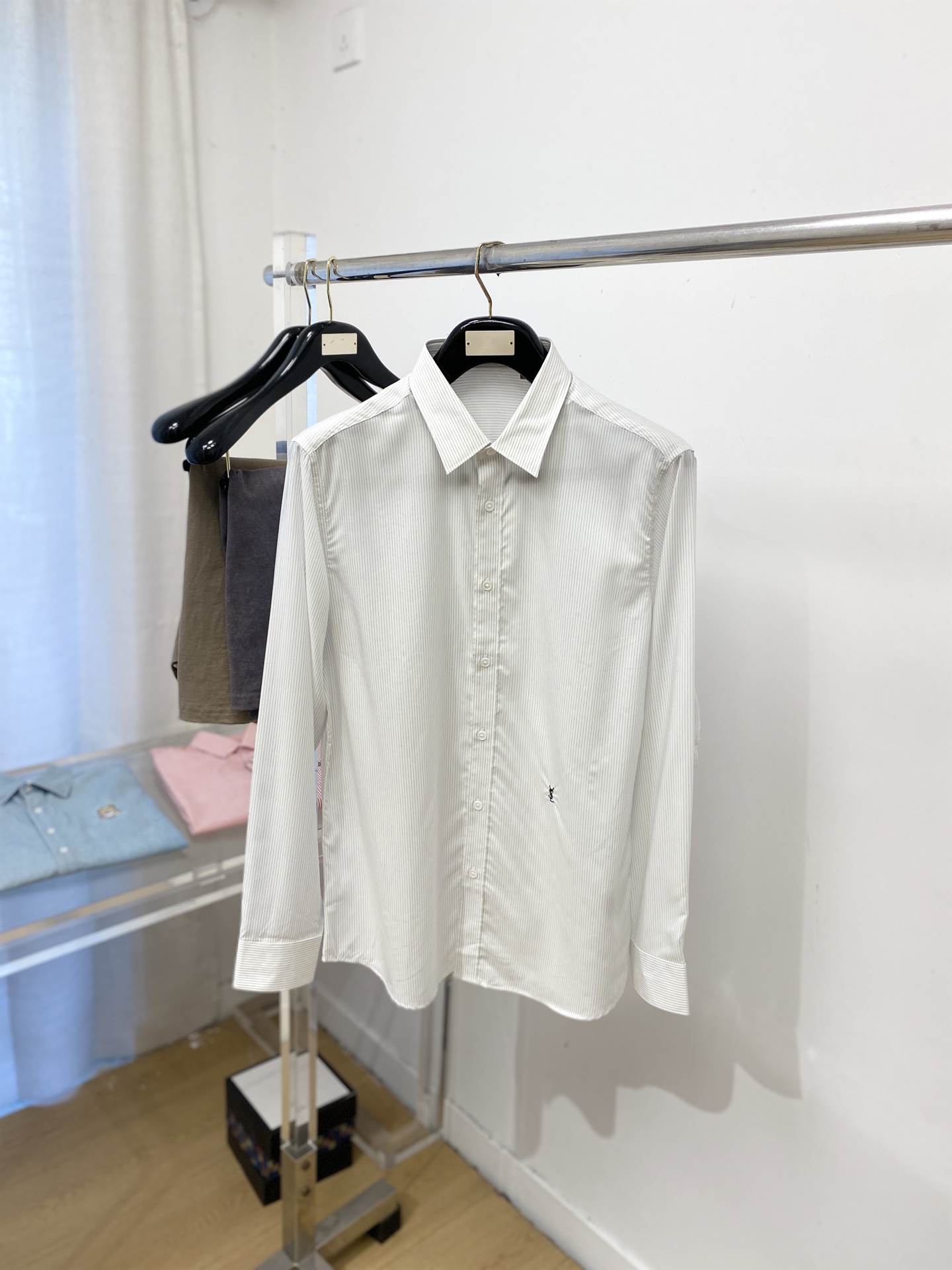 YSL 圣罗兰、2026新品衬衫，时尚帅气，简约百搭款，定制原版面料，不仅挺括，保持潮流的廓形，又穿着舒