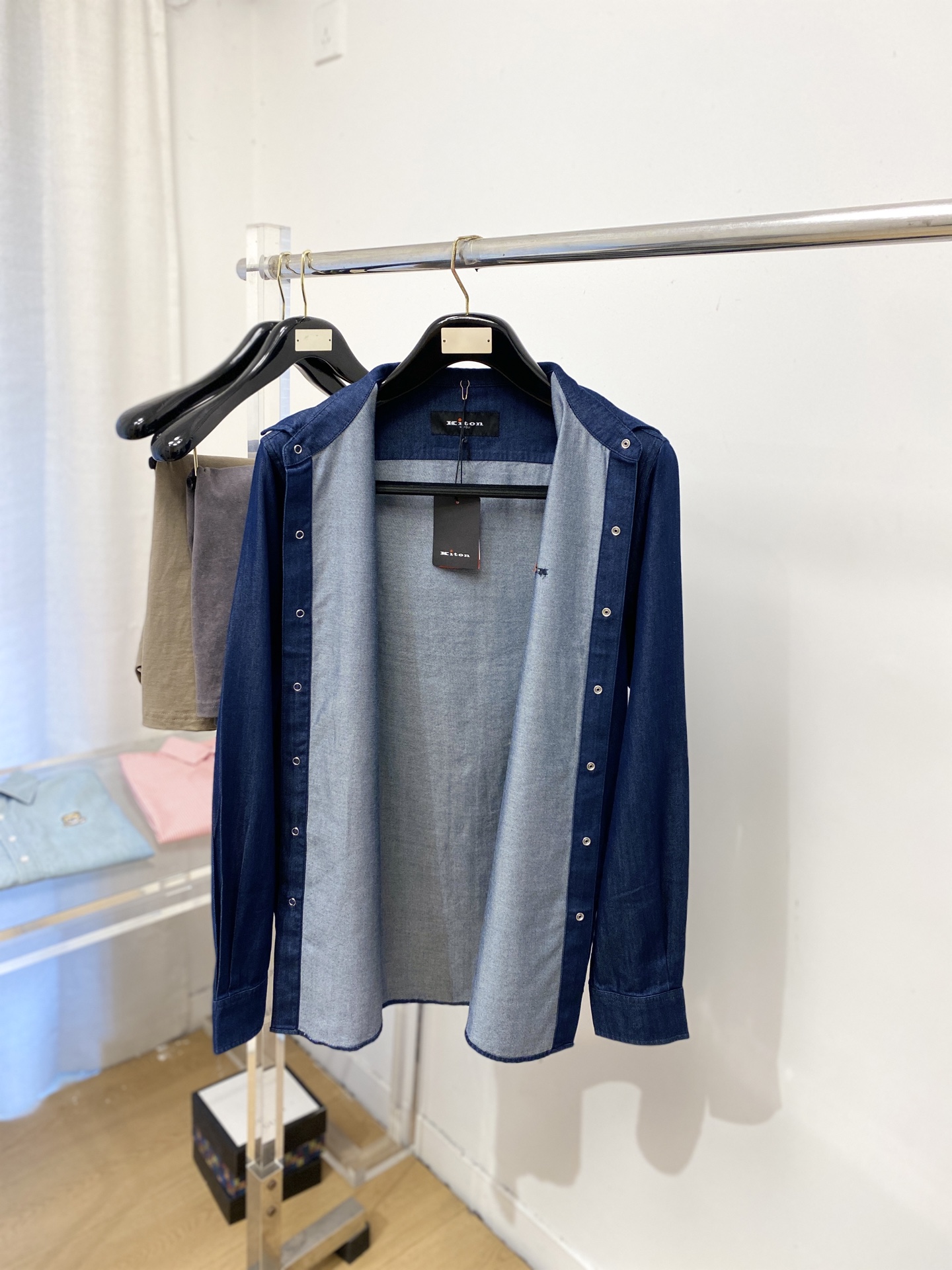 Kiton、2026新品牛仔衬衫外套，时尚帅气，简约百搭款，定制原版面料，不仅挺括，保持潮流的廓形，又穿