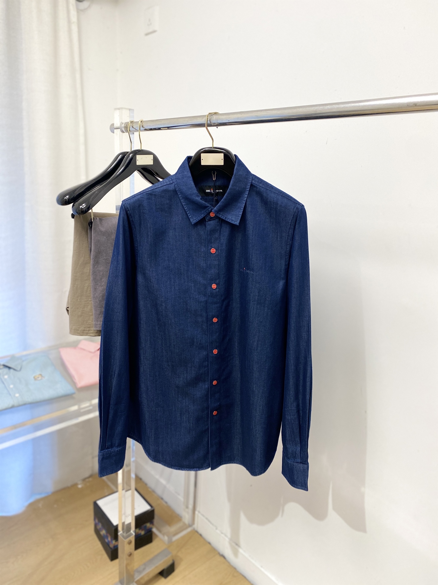 Kiton、2026新品牛仔衬衫外套，时尚帅气，简约百搭款，定制原版面料，不仅挺括，保持潮流的廓形，又穿