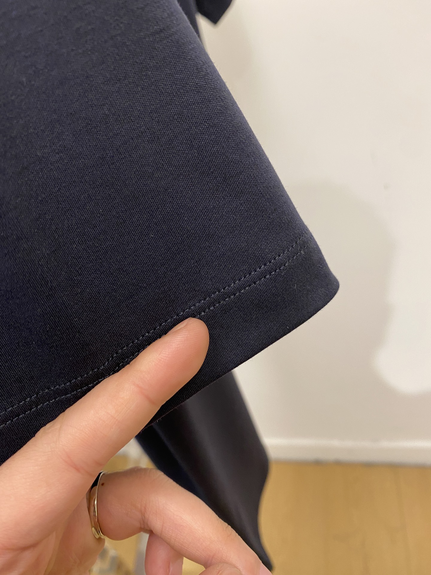 Kiton、2026新品短袖T恤，帅气时尚，胸前刺绣五金装饰字母logo，简约百搭款。面料棉 不仅挺括，