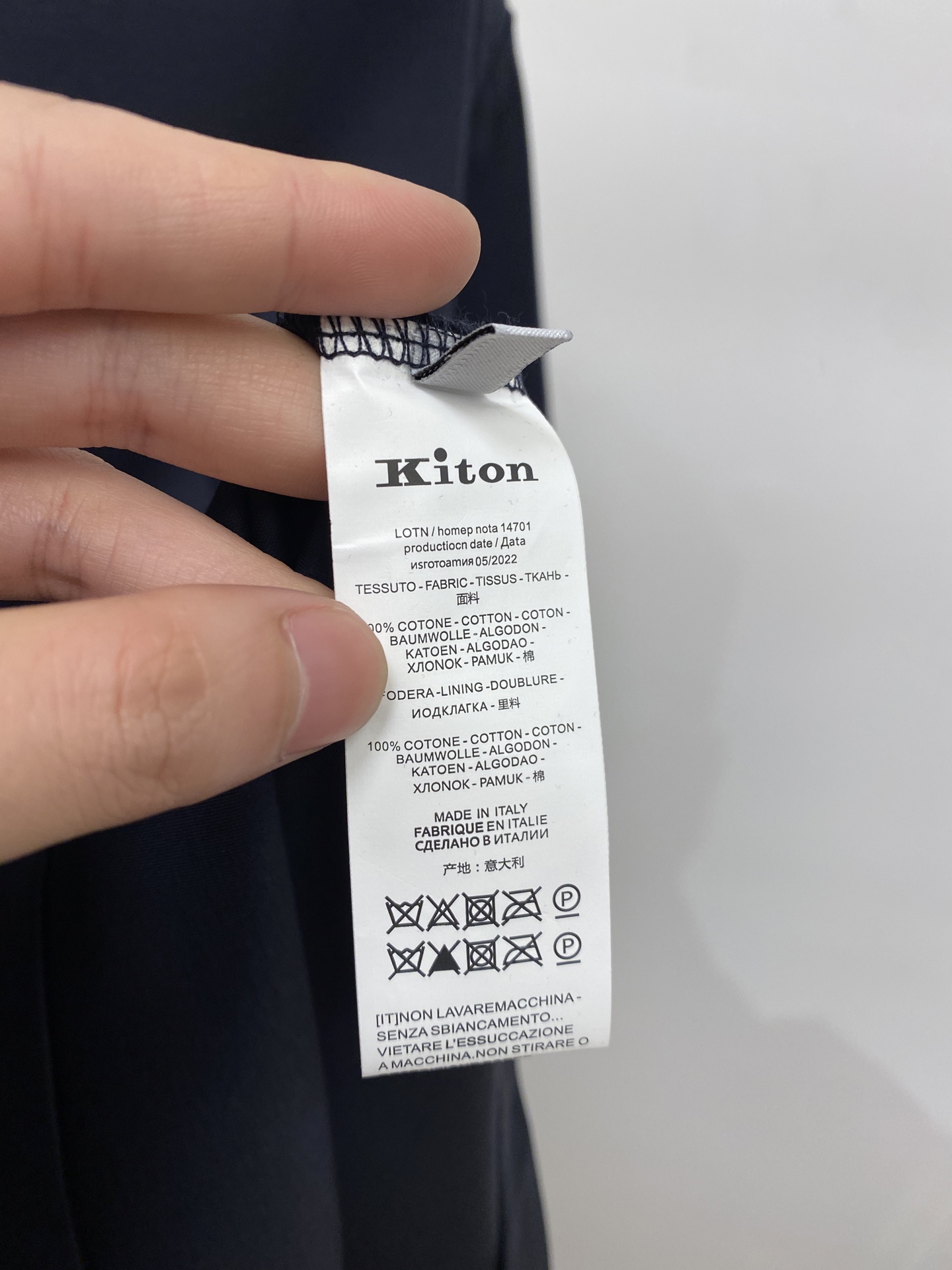 Kiton、2026新品短袖T恤，帅气时尚，胸前刺绣五金装饰字母logo，简约百搭款。面料棉 不仅挺括，