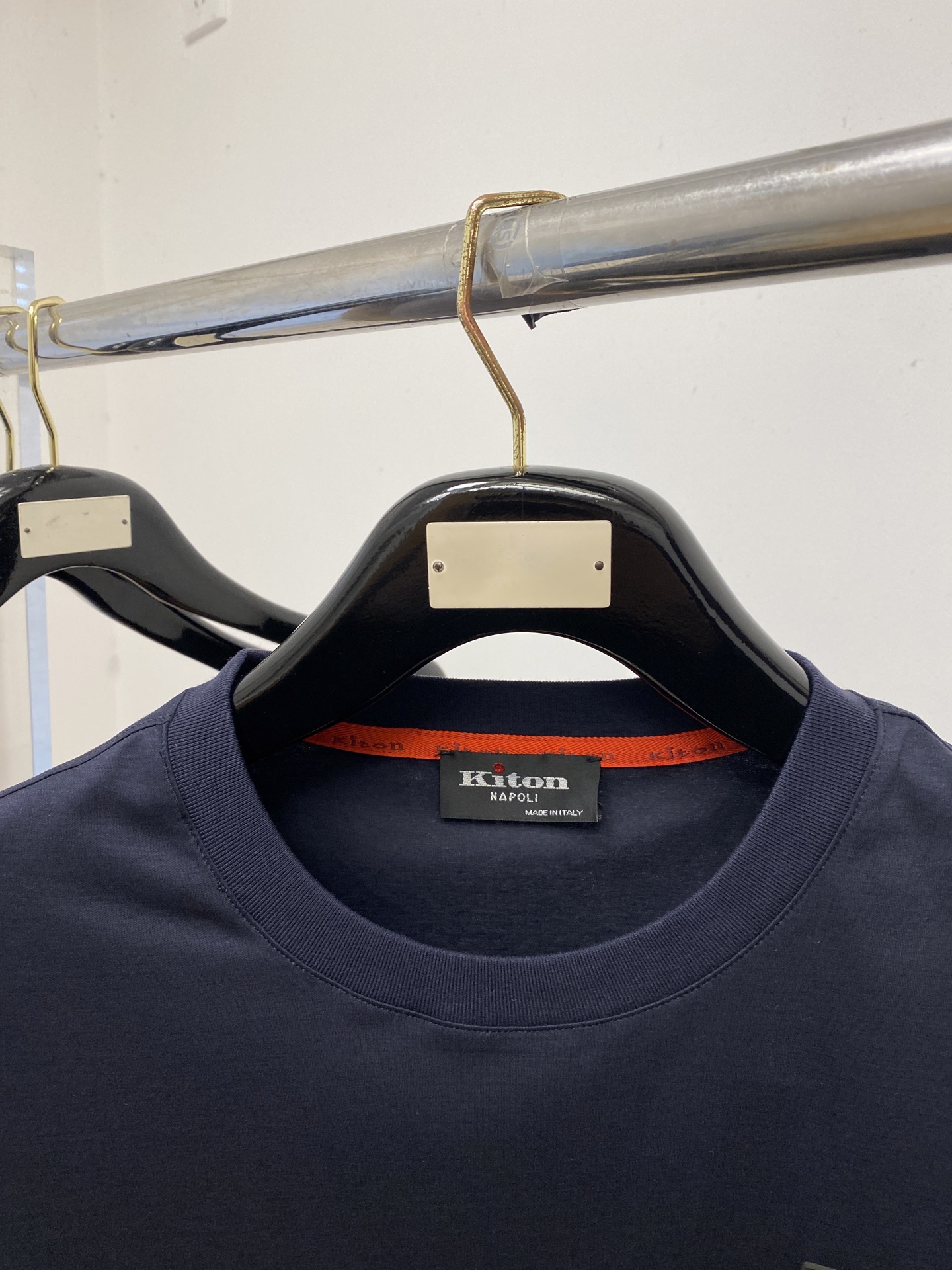 Kiton、2026新品短袖T恤，帅气时尚，胸前刺绣五金装饰字母logo，简约百搭款。面料棉 不仅挺括，
