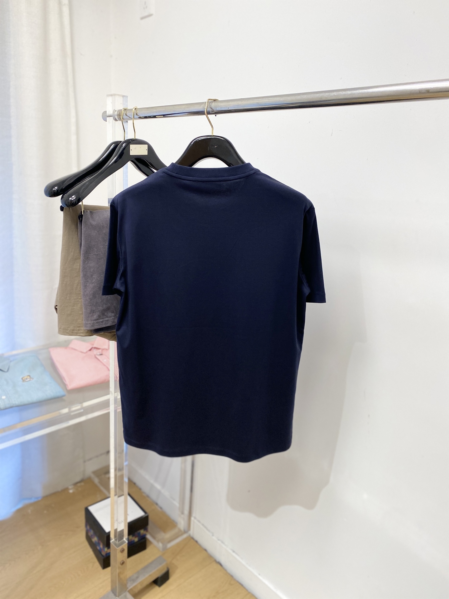 Kiton、2026新品短袖T恤，帅气时尚，胸前刺绣五金装饰字母logo，简约百搭款。面料棉 不仅挺括，