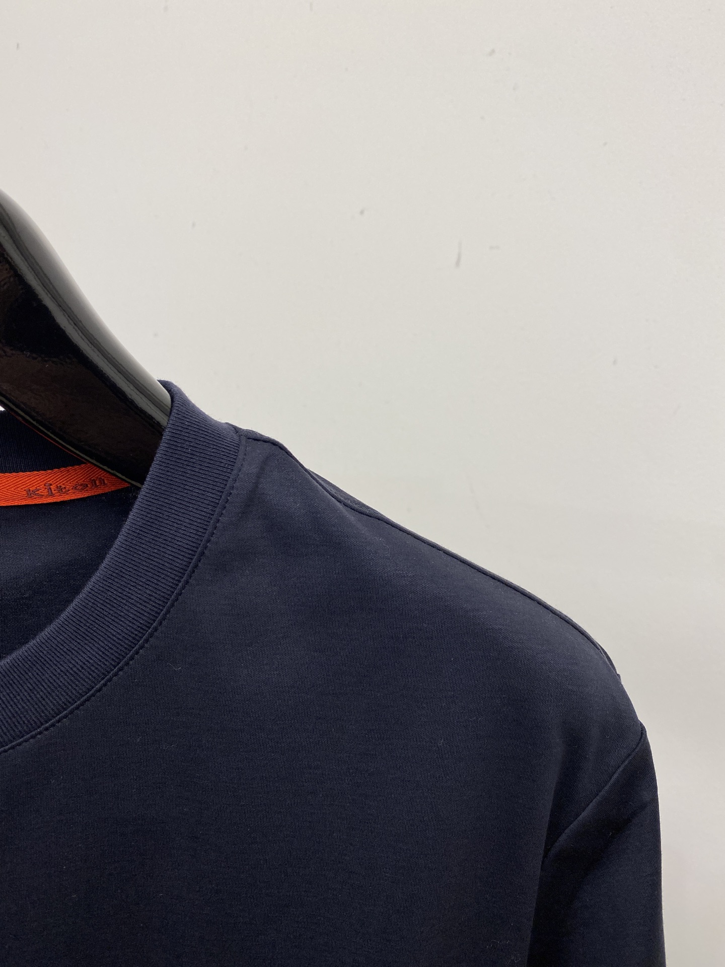 Kiton、2026新品短袖T恤，帅气时尚，胸前刺绣五金装饰字母logo，简约百搭款。面料棉 不仅挺括，