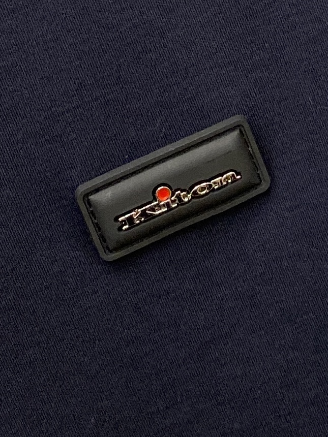 Kiton、2026新品短袖T恤，帅气时尚，胸前刺绣五金装饰字母logo，简约百搭款。面料棉 不仅挺括，