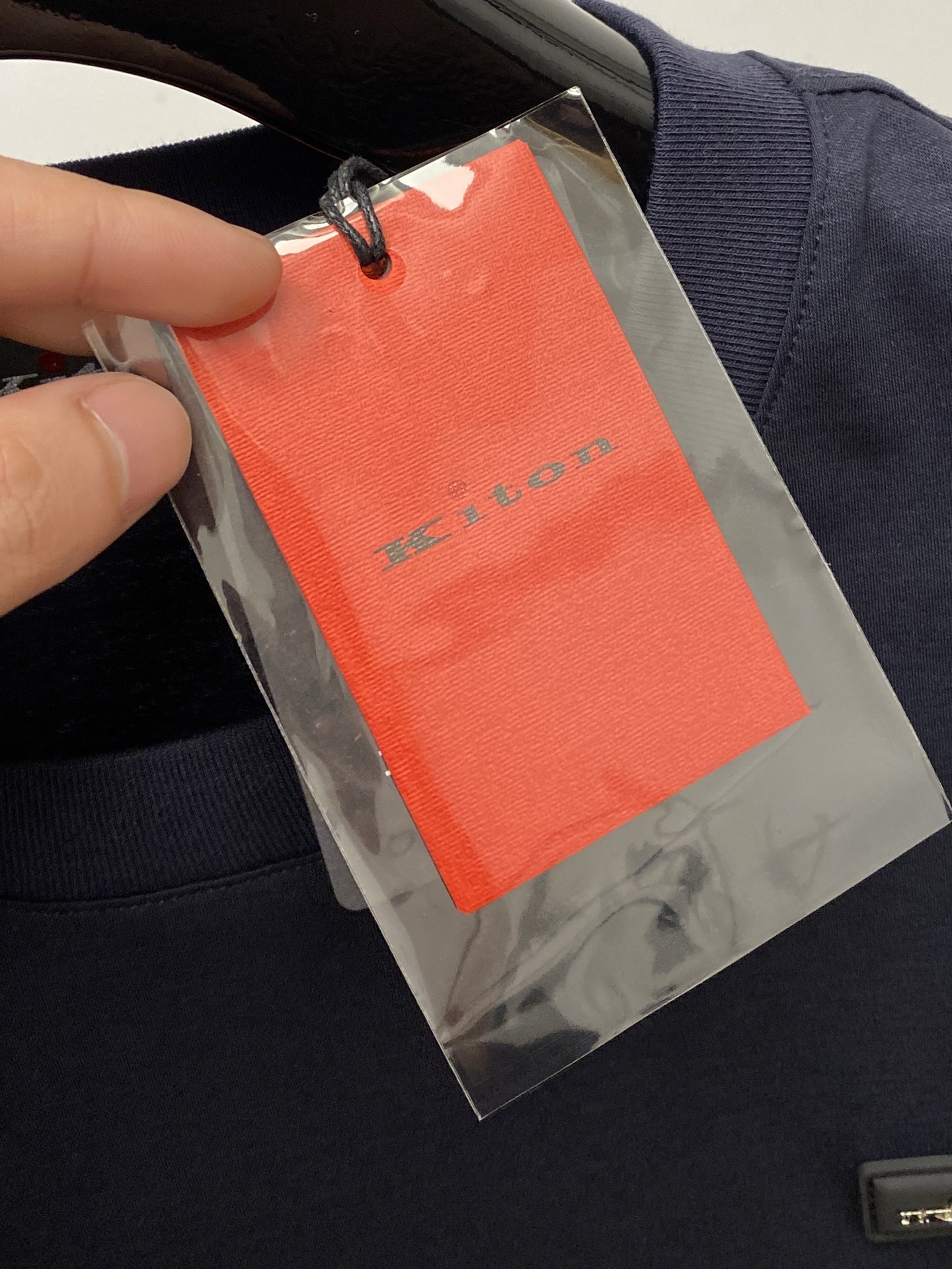 Kiton、2026新品短袖T恤，帅气时尚，胸前刺绣五金装饰字母logo，简约百搭款。面料棉 不仅挺括，