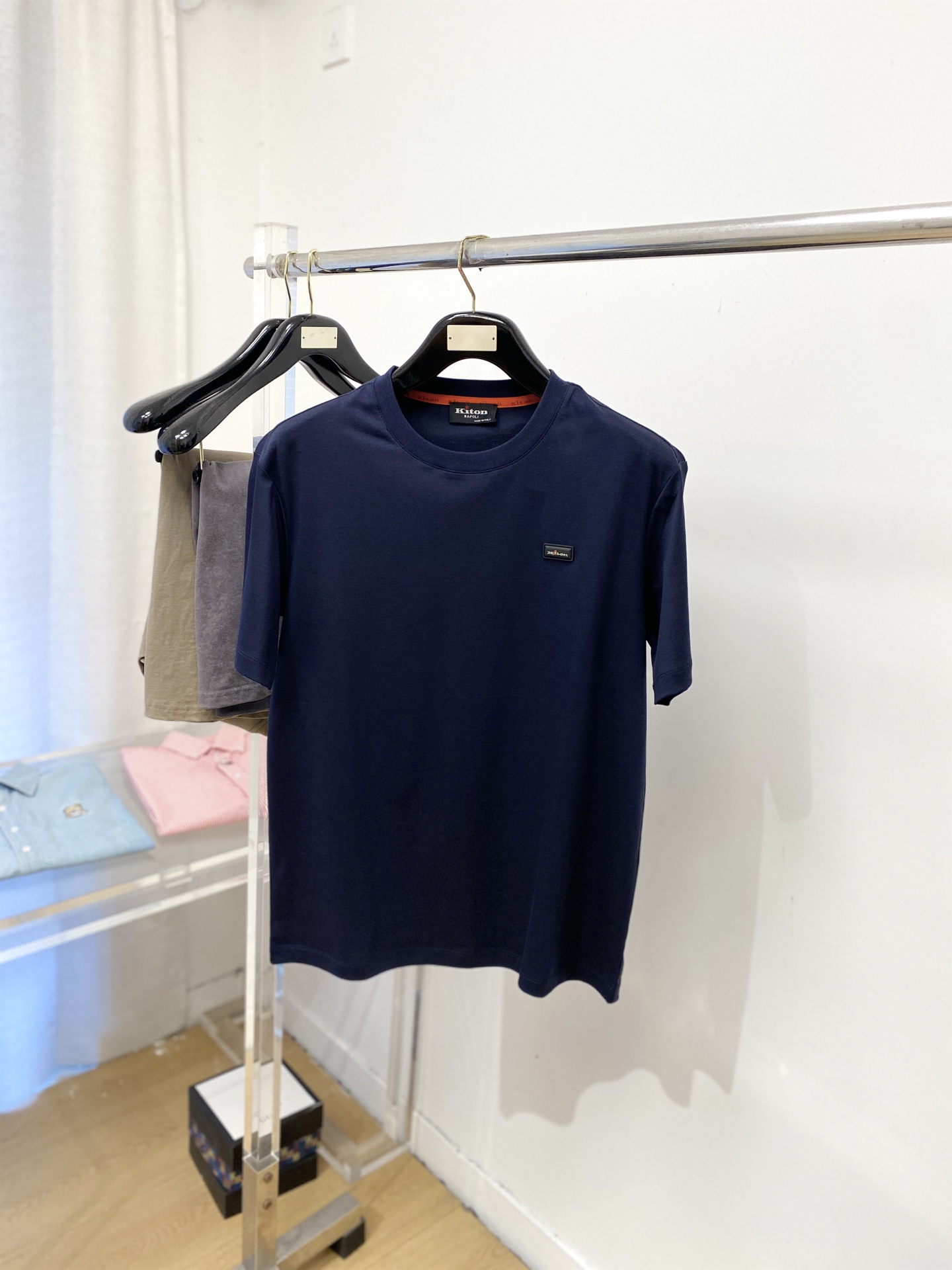 Kiton、2026新品短袖T恤，帅气时尚，胸前刺绣五金装饰字母logo，简约百搭款。面料棉 不仅挺括，