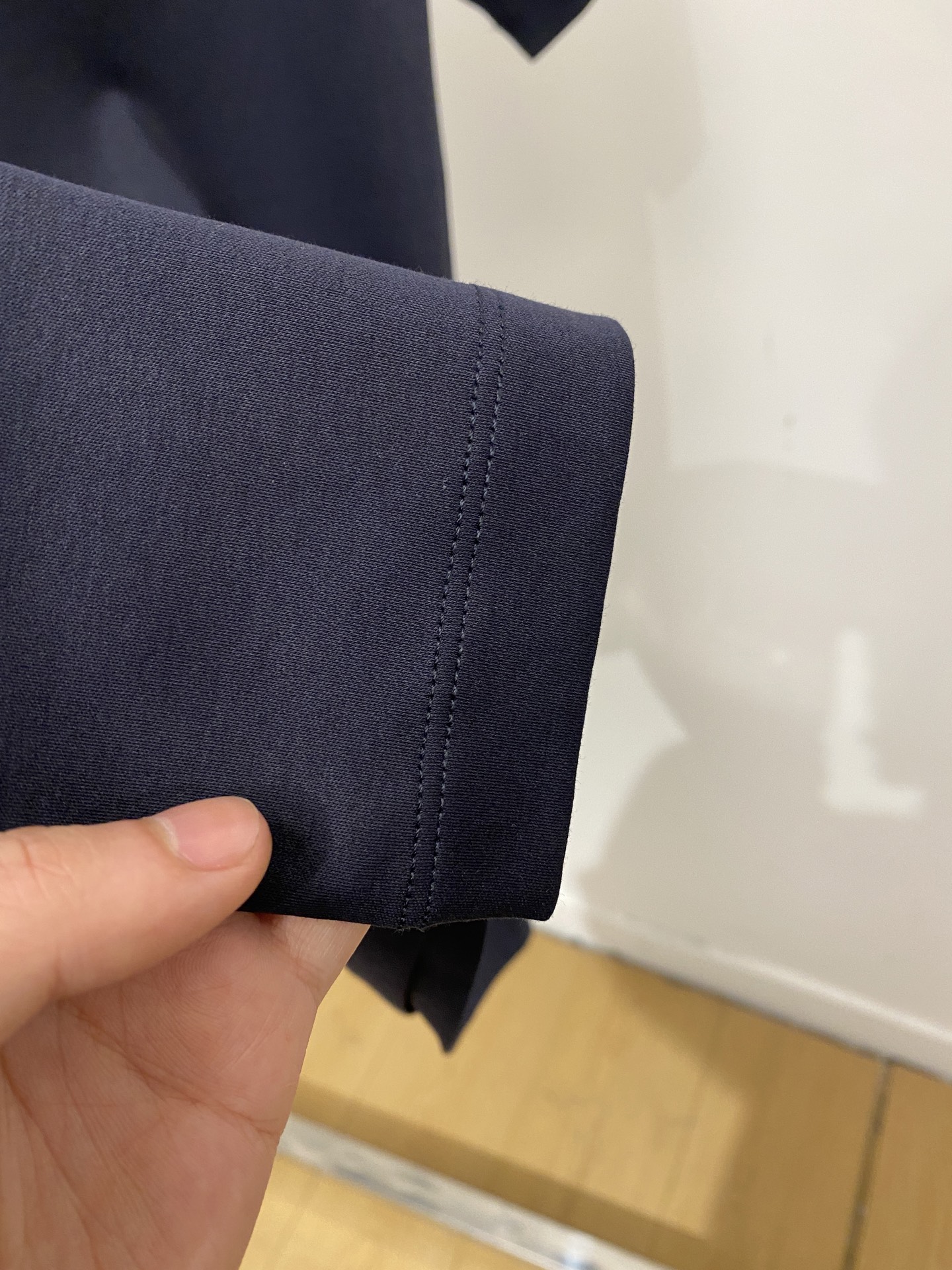 Kiton、2026新品短袖T恤，帅气时尚，胸前刺绣五金装饰字母logo，简约百搭款。面料棉 不仅挺括，