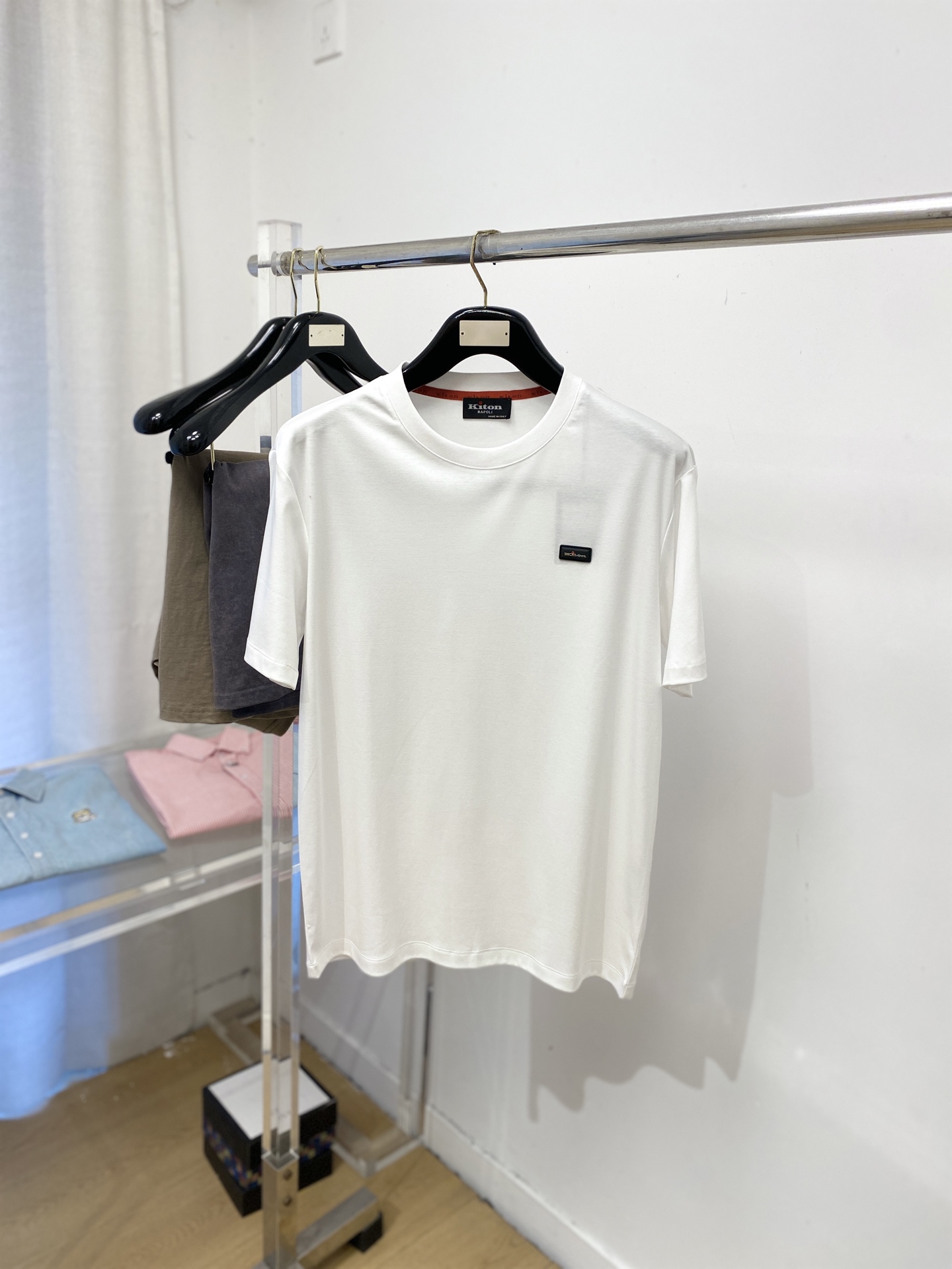 Kiton、2026新品短袖T恤，帅气时尚，胸前刺绣五金装饰字母logo，简约百搭款。面料棉 不仅挺括，