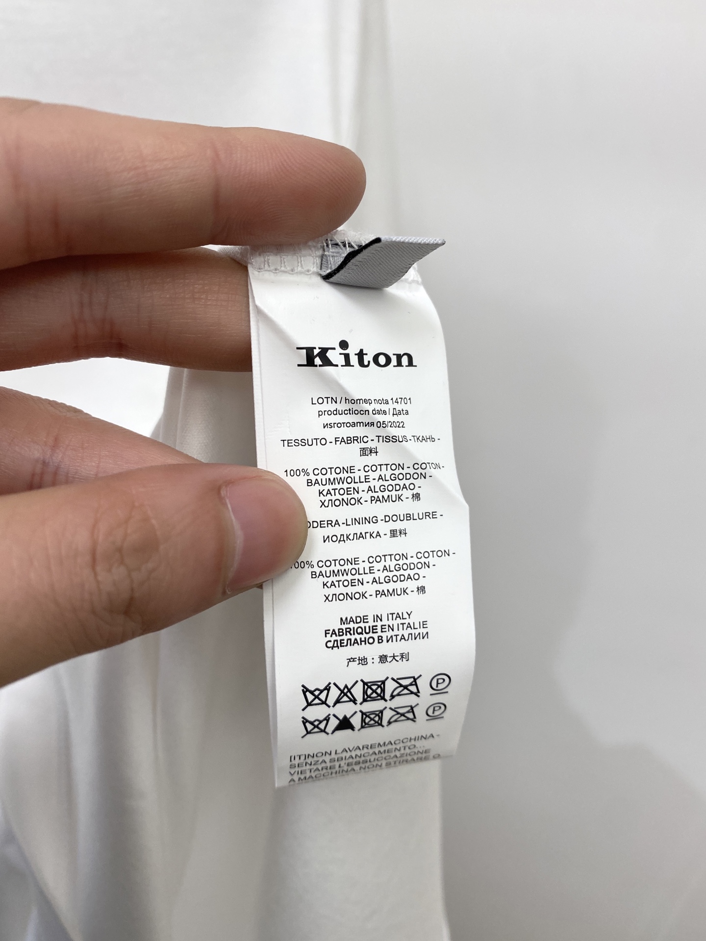 Kiton、2026新品短袖T恤，帅气时尚，胸前刺绣五金装饰字母logo，简约百搭款。面料棉 不仅挺括，