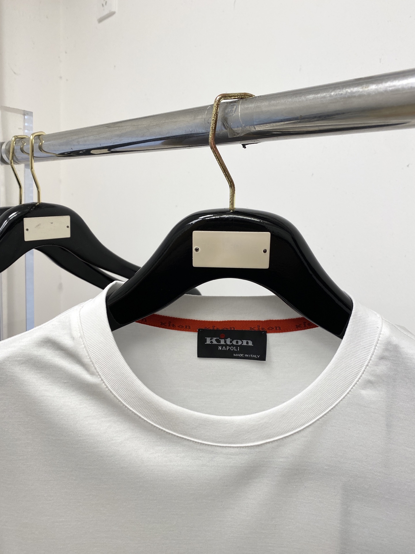 Kiton、2026新品短袖T恤，帅气时尚，胸前刺绣五金装饰字母logo，简约百搭款。面料棉 不仅挺括，