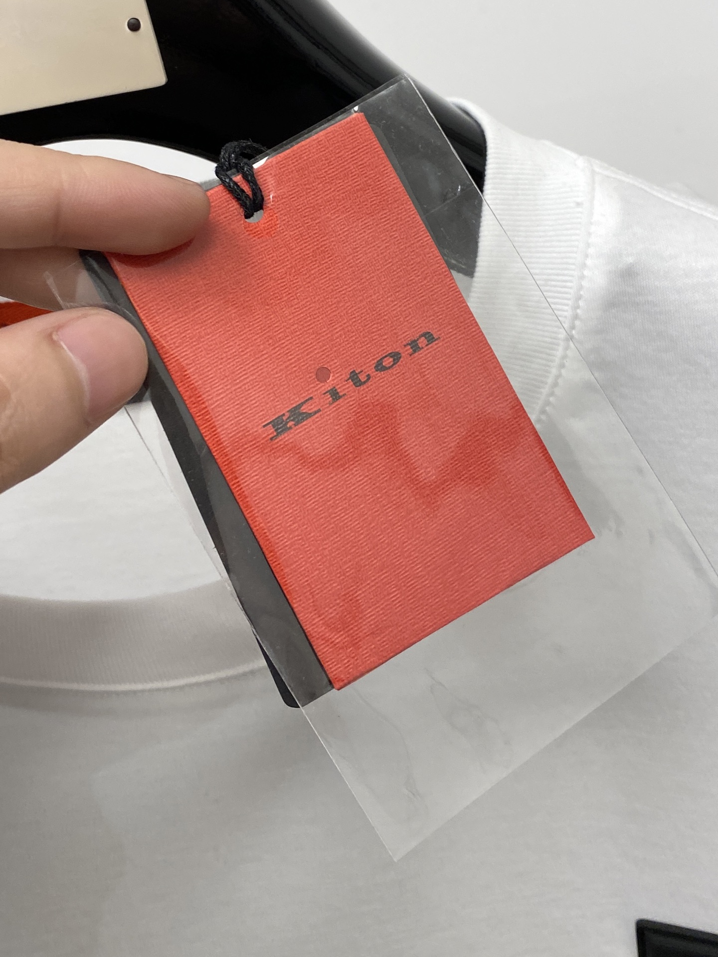Kiton、2026新品短袖T恤，帅气时尚，胸前刺绣五金装饰字母logo，简约百搭款。面料棉 不仅挺括，