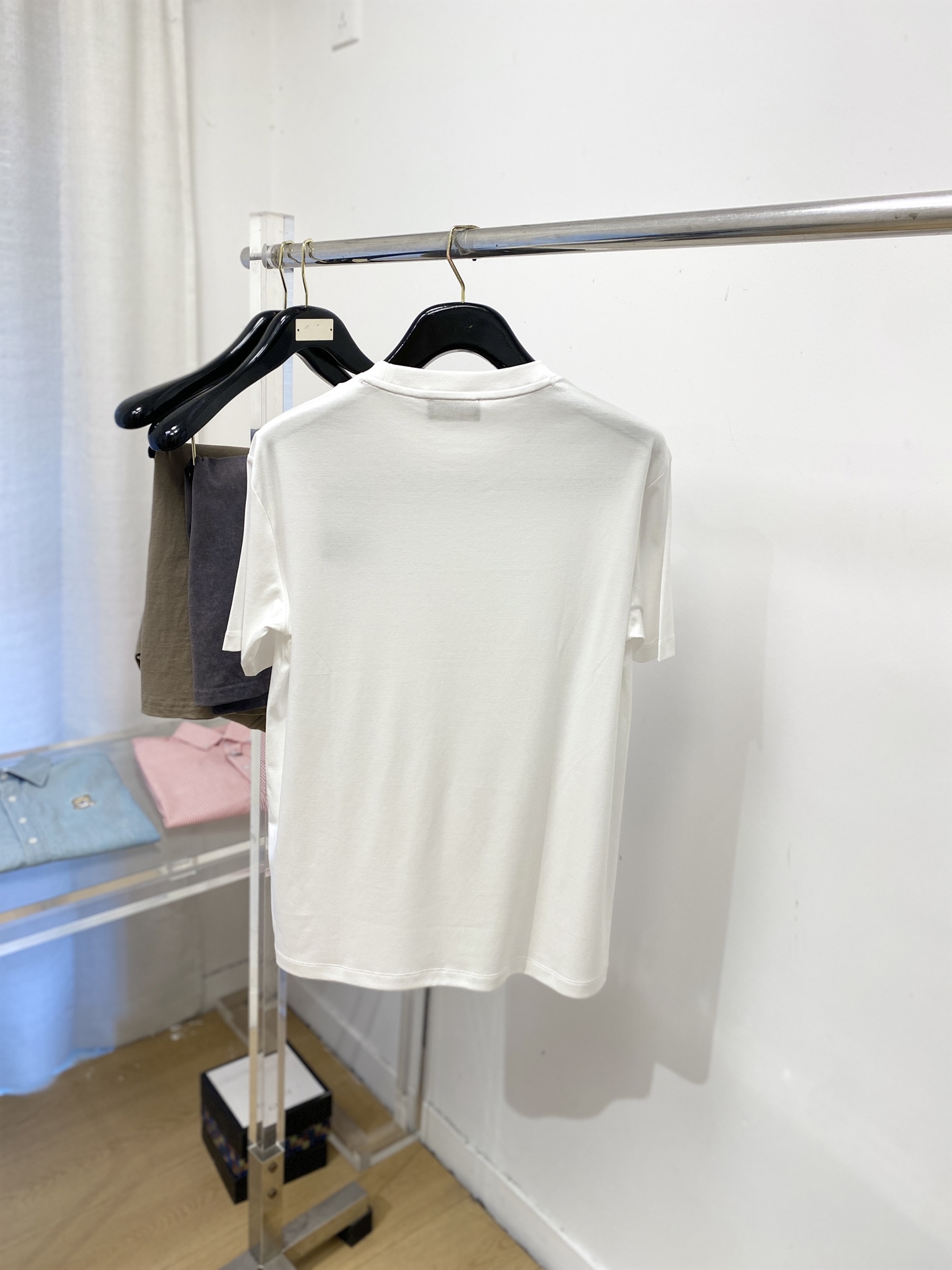 Kiton、2026新品短袖T恤，帅气时尚，胸前刺绣五金装饰字母logo，简约百搭款。面料棉 不仅挺括，