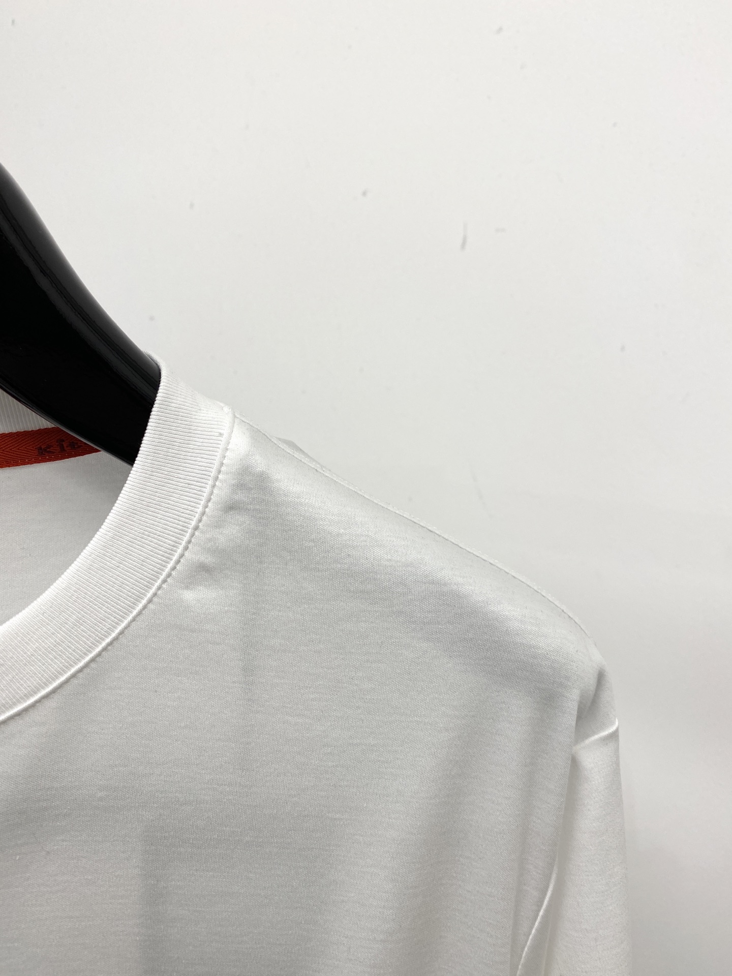 Kiton、2026新品短袖T恤，帅气时尚，胸前刺绣五金装饰字母logo，简约百搭款。面料棉 不仅挺括，