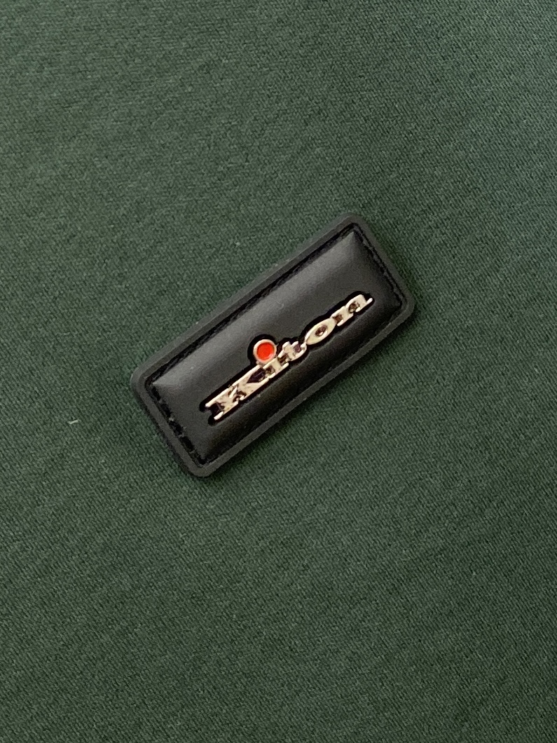 Kiton、2026新品短袖T恤，帅气时尚，胸前刺绣五金装饰字母logo，简约百搭款。面料棉 不仅挺括，