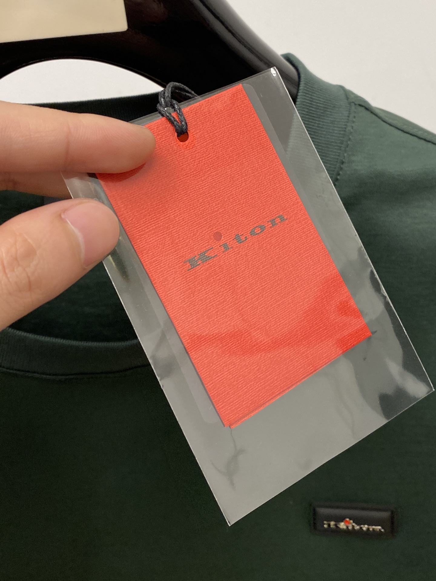 Kiton、2026新品短袖T恤，帅气时尚，胸前刺绣五金装饰字母logo，简约百搭款。面料棉 不仅挺括，