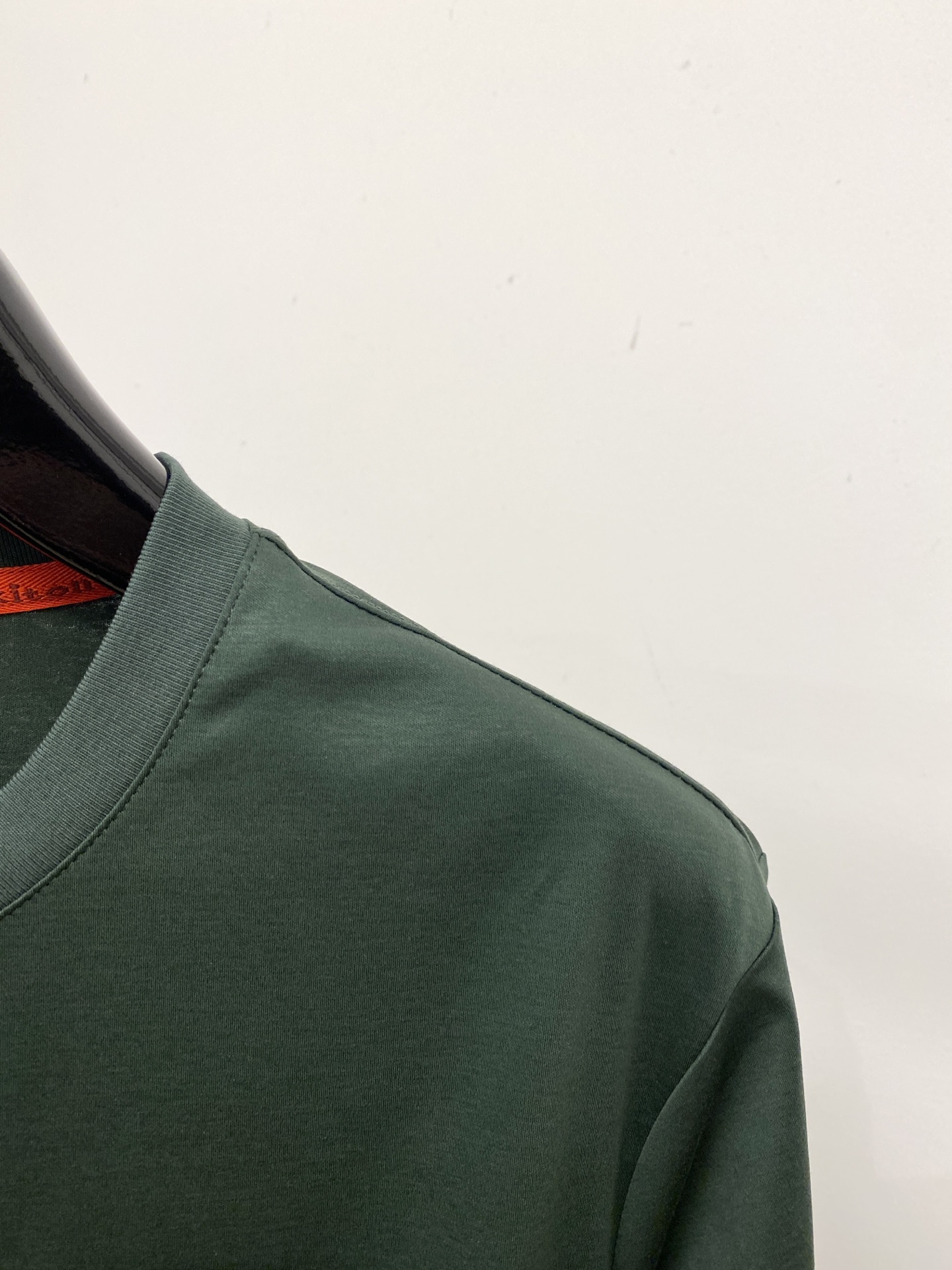 Kiton、2026新品短袖T恤，帅气时尚，胸前刺绣五金装饰字母logo，简约百搭款。面料棉 不仅挺括，