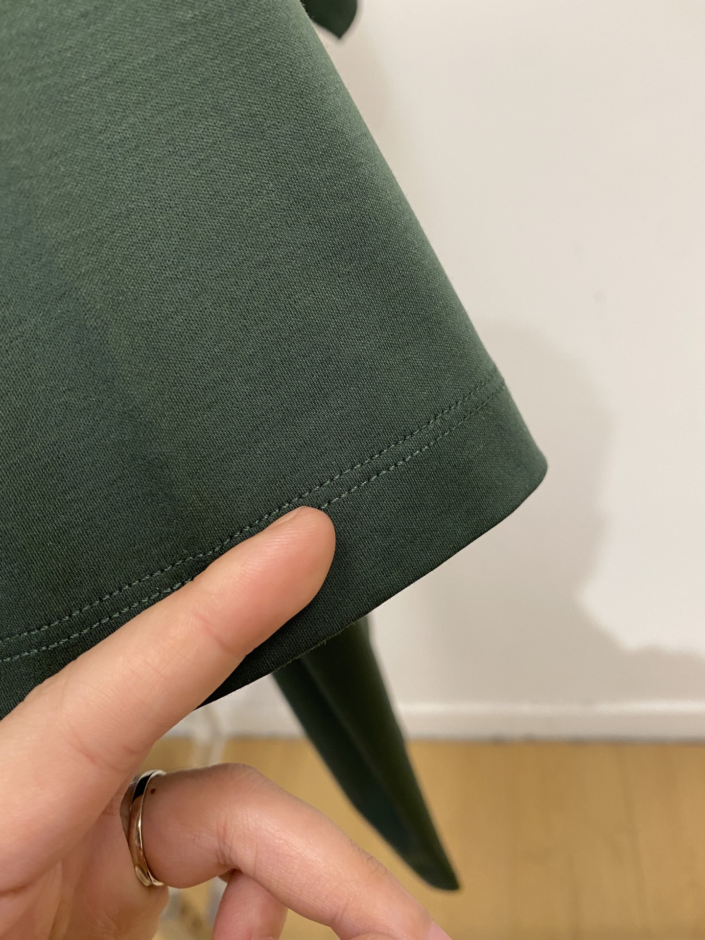 Kiton、2026新品短袖T恤，帅气时尚，胸前刺绣五金装饰字母logo，简约百搭款。面料棉 不仅挺括，