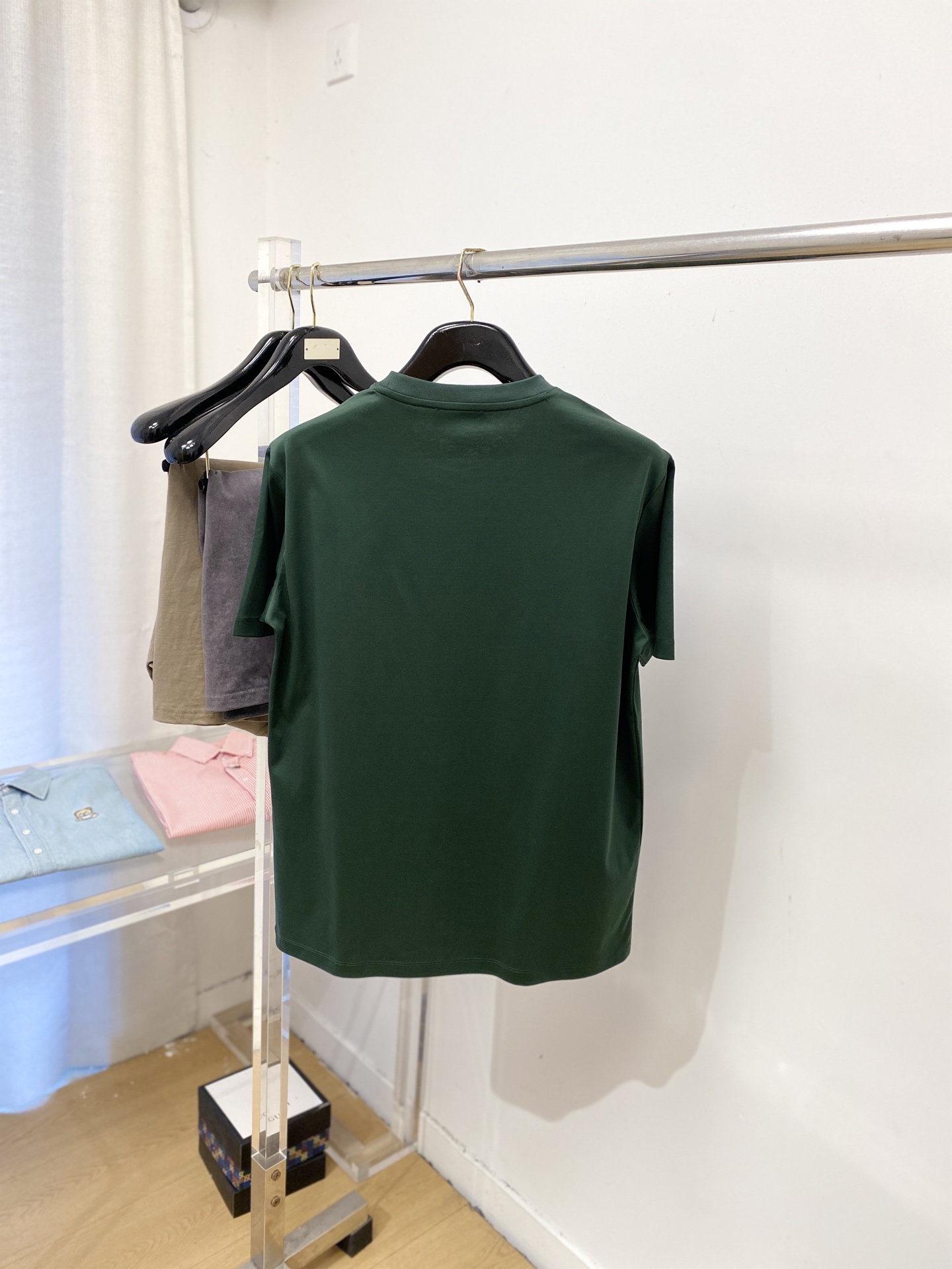 Kiton、2026新品短袖T恤，帅气时尚，胸前刺绣五金装饰字母logo，简约百搭款。面料棉 不仅挺括，