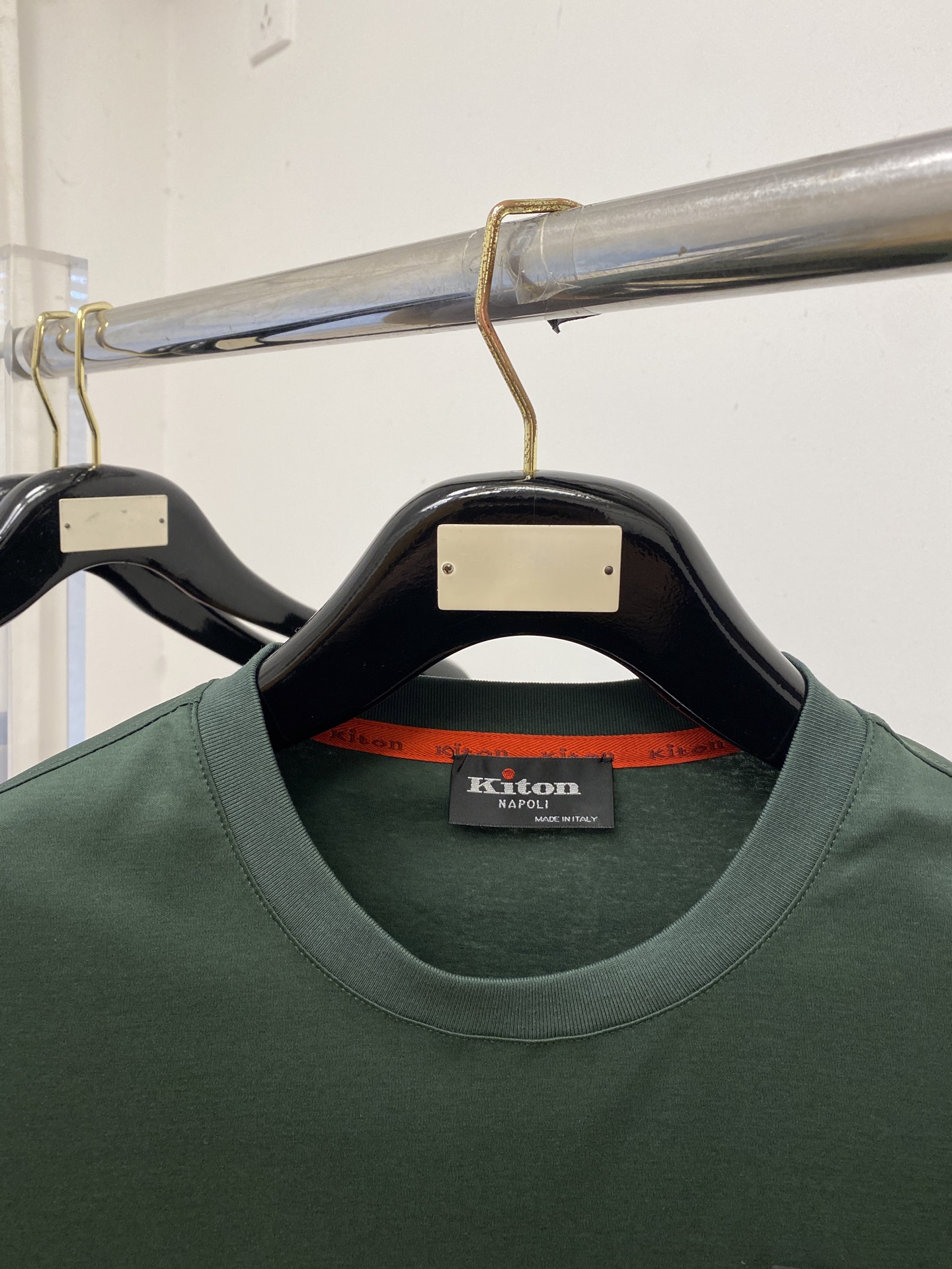 Kiton、2026新品短袖T恤，帅气时尚，胸前刺绣五金装饰字母logo，简约百搭款。面料棉 不仅挺括，