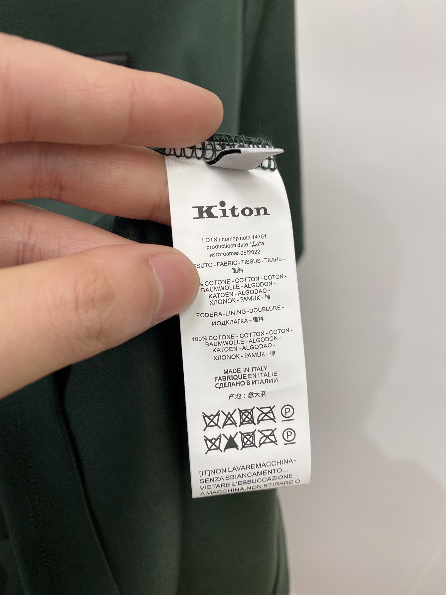 Kiton、2026新品短袖T恤，帅气时尚，胸前刺绣五金装饰字母logo，简约百搭款。面料棉 不仅挺括，