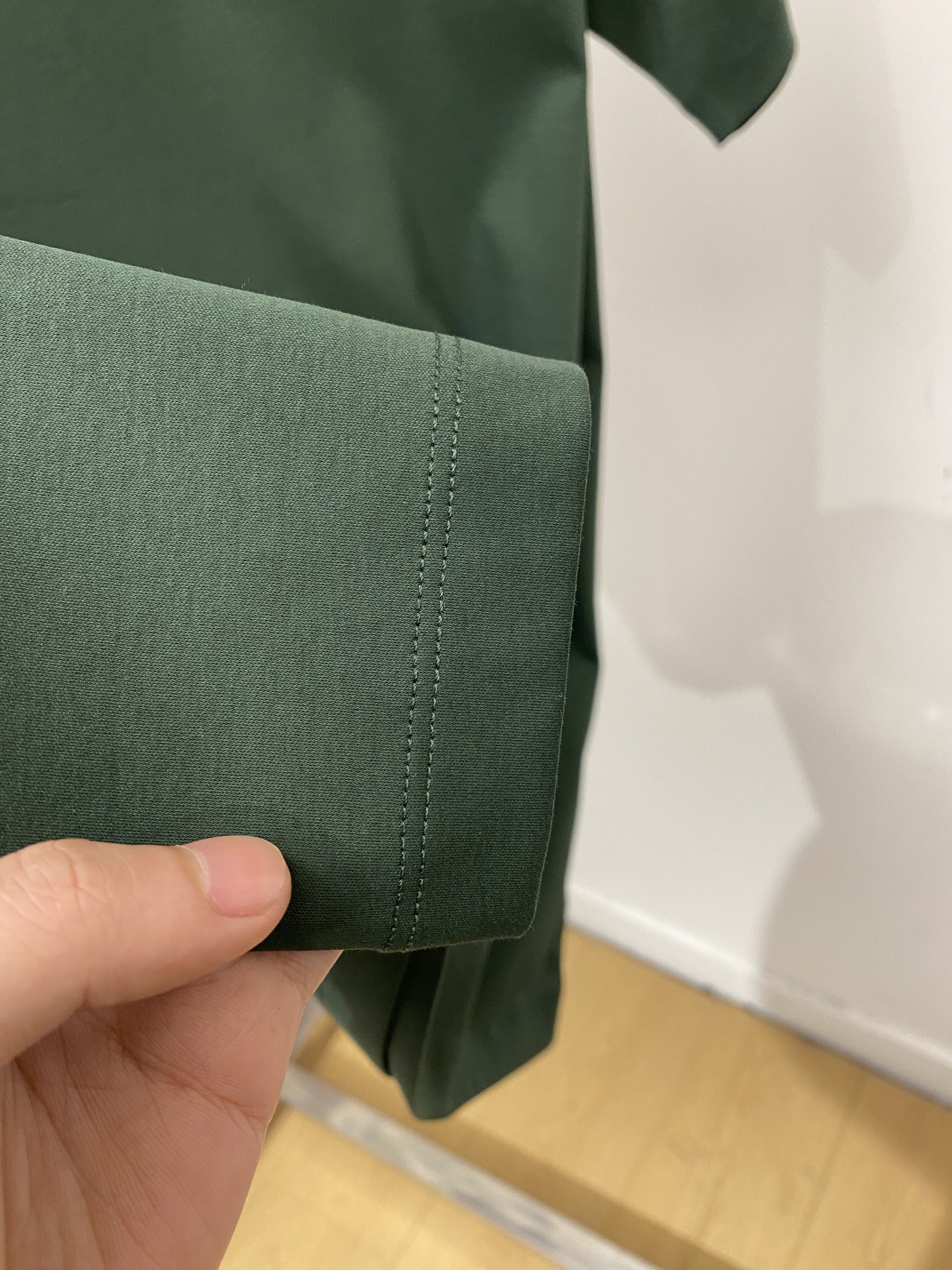 Kiton、2026新品短袖T恤，帅气时尚，胸前刺绣五金装饰字母logo，简约百搭款。面料棉 不仅挺括，