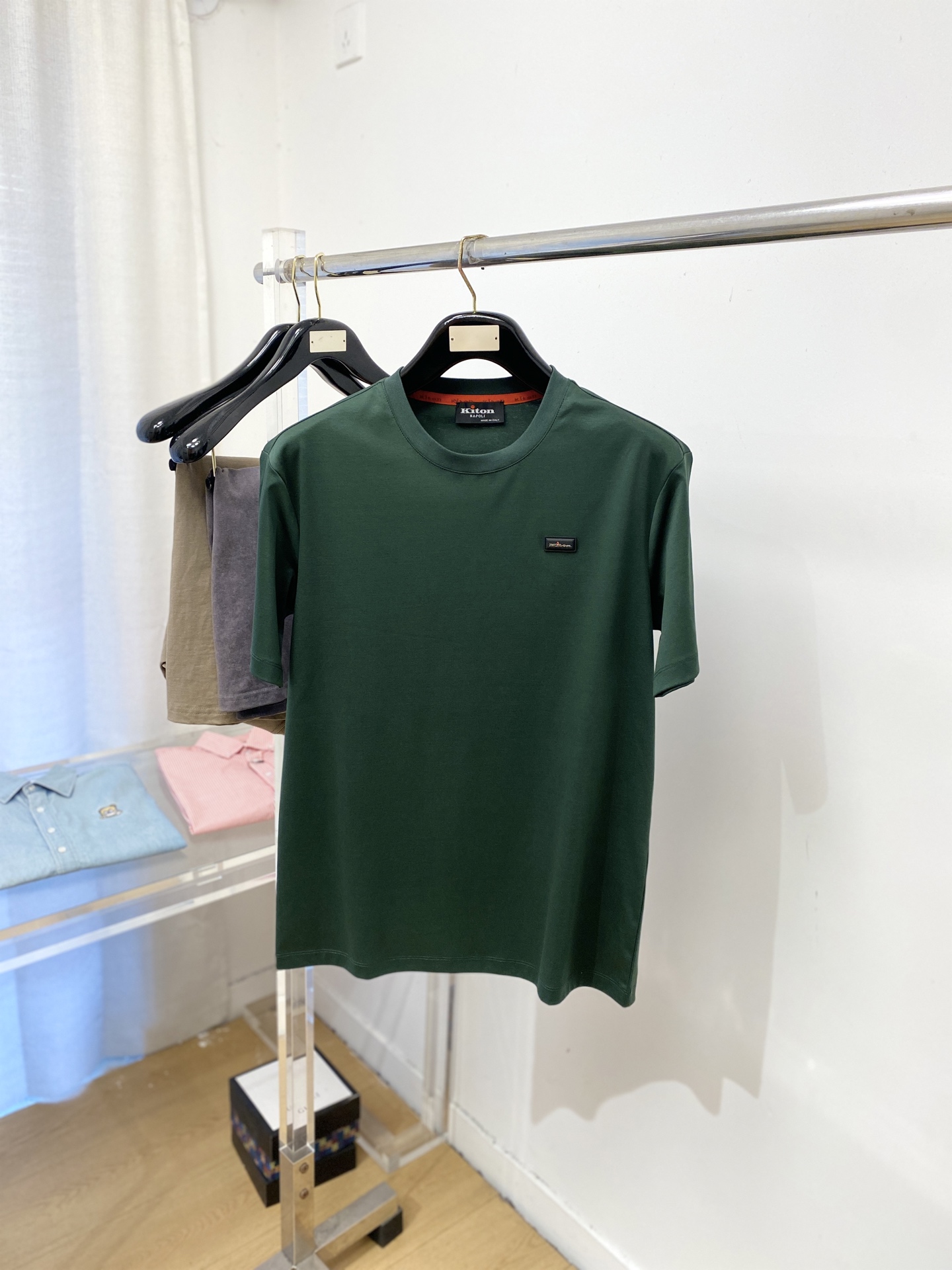 Kiton、2026新品短袖T恤，帅气时尚，胸前刺绣五金装饰字母logo，简约百搭款。面料棉 不仅挺括，
