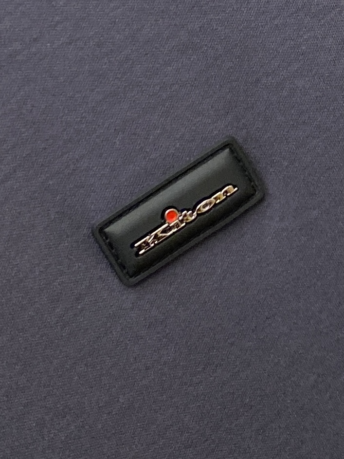 Kiton、2026新品短袖T恤，帅气时尚，胸前刺绣五金装饰字母logo，简约百搭款。面料棉 不仅挺括，