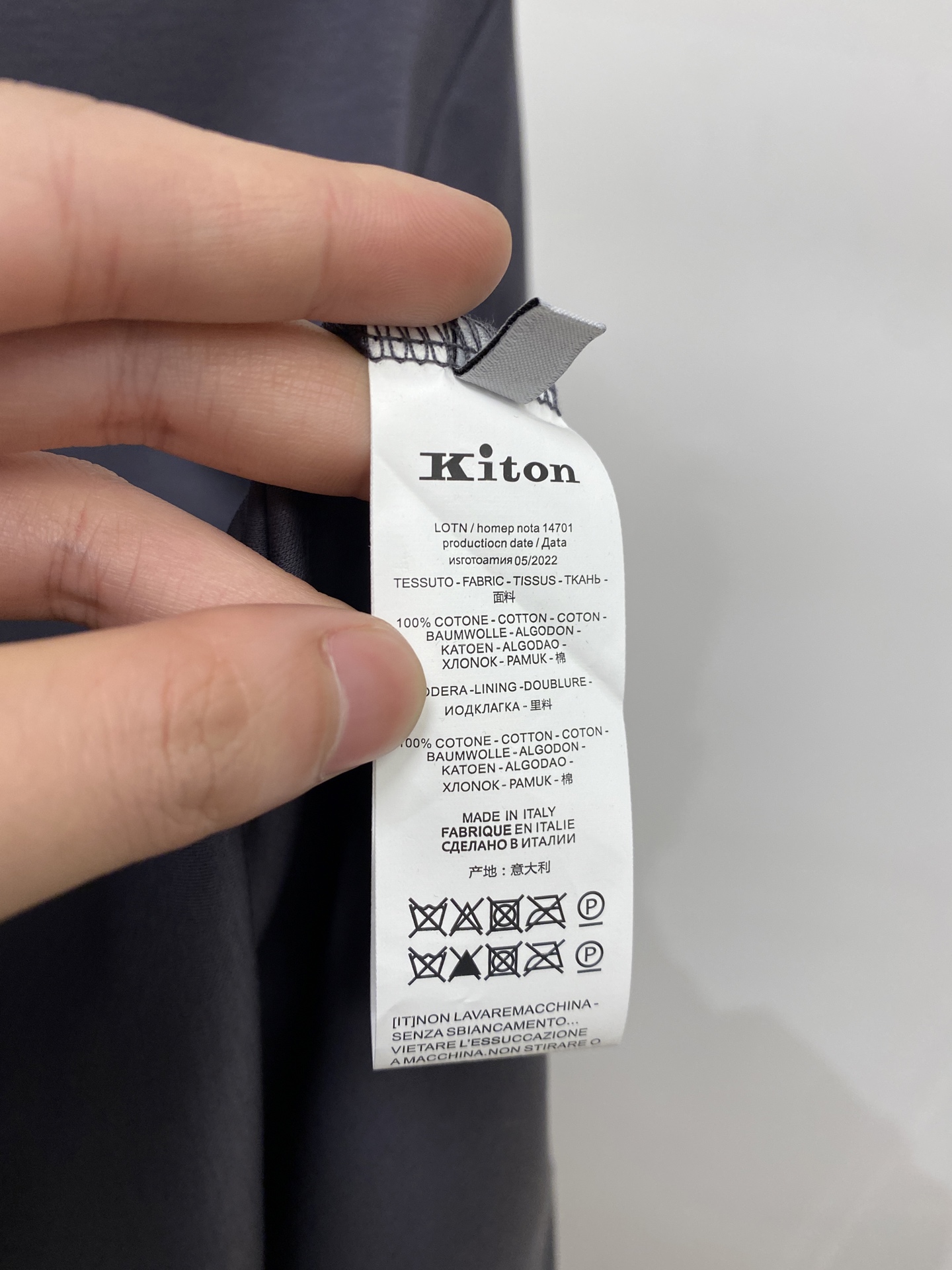 Kiton、2026新品短袖T恤，帅气时尚，胸前刺绣五金装饰字母logo，简约百搭款。面料棉 不仅挺括，