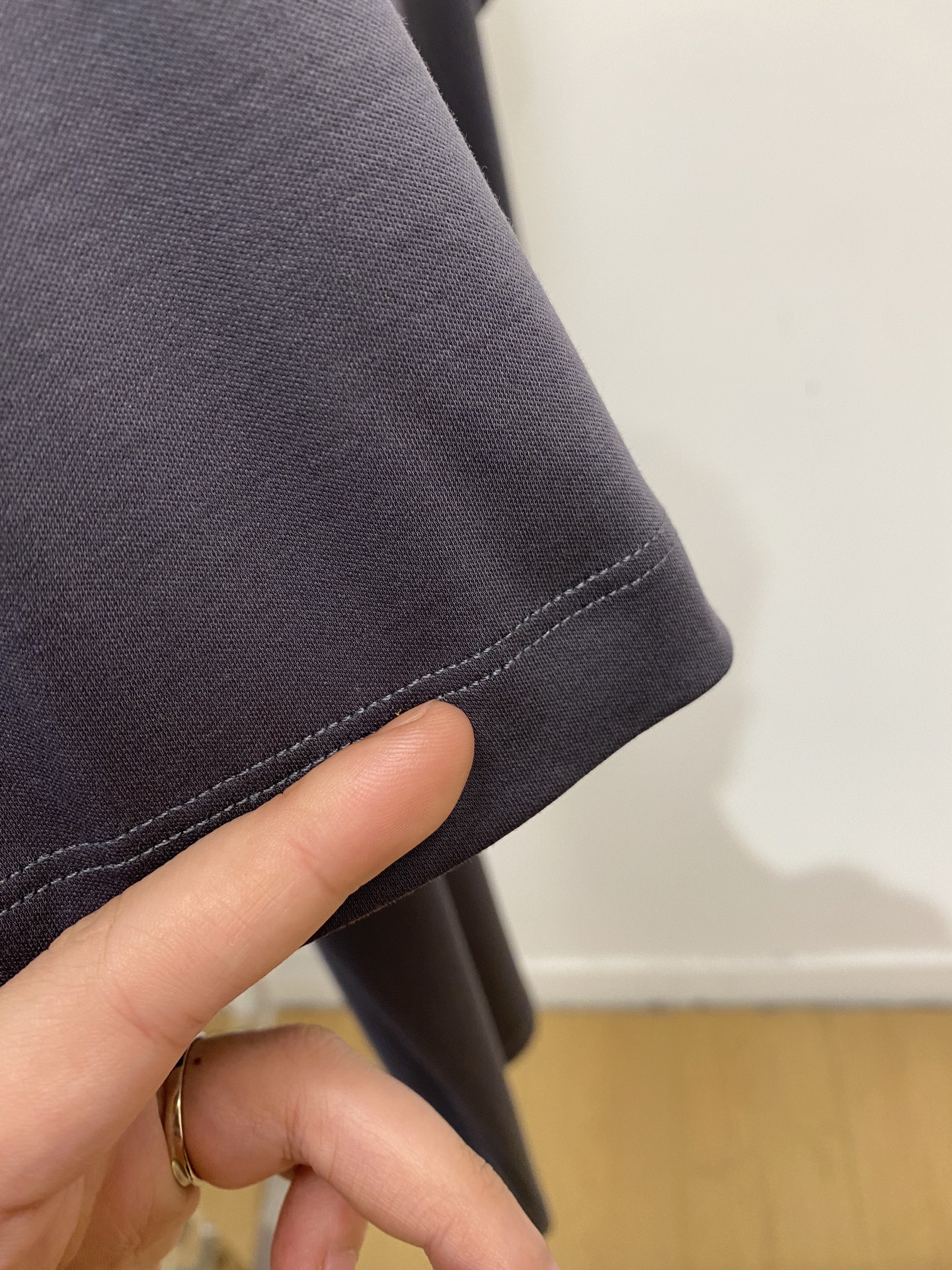 Kiton、2026新品短袖T恤，帅气时尚，胸前刺绣五金装饰字母logo，简约百搭款。面料棉 不仅挺括，