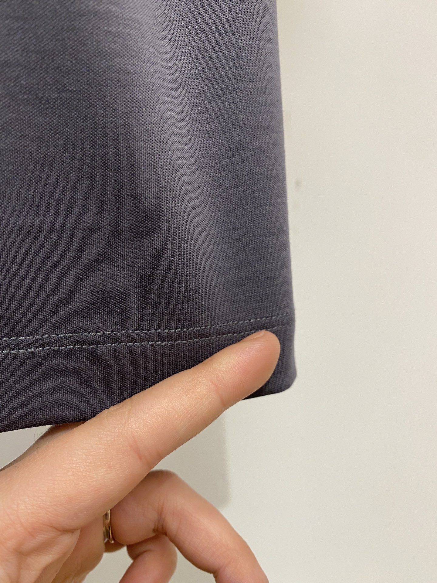 Kiton、2026新品短袖T恤，帅气时尚，胸前刺绣五金装饰字母logo，简约百搭款。面料棉 不仅挺括，