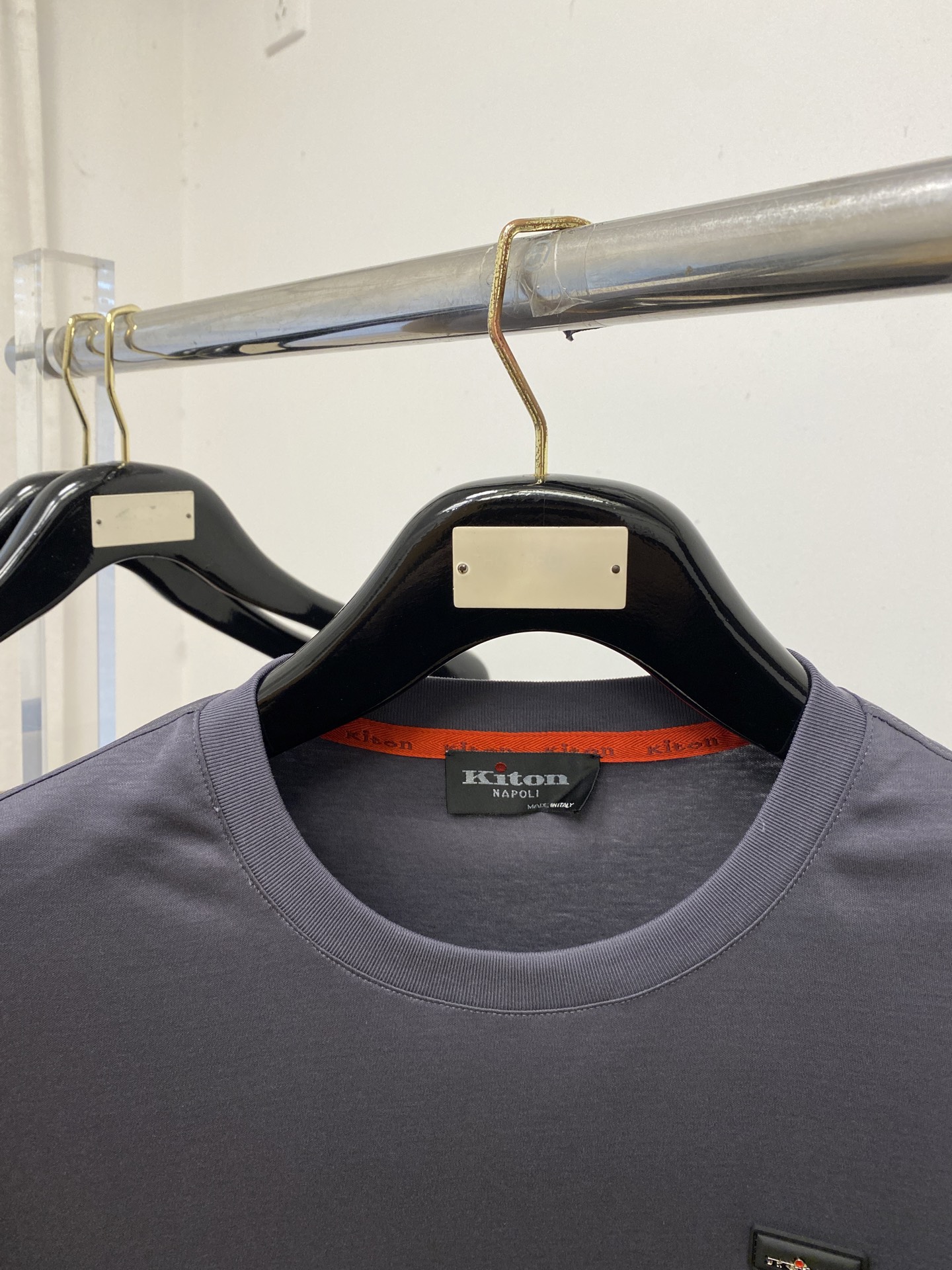 Kiton、2026新品短袖T恤，帅气时尚，胸前刺绣五金装饰字母logo，简约百搭款。面料棉 不仅挺括，
