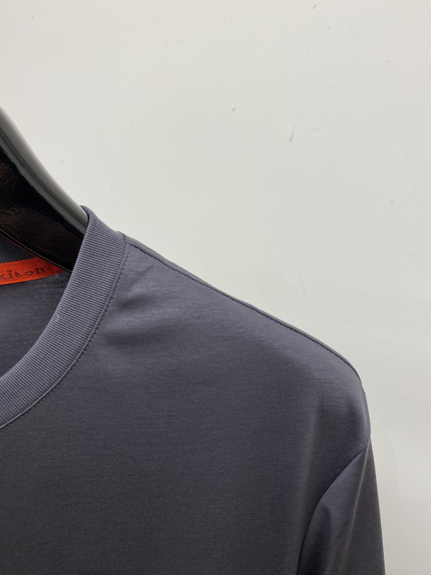 Kiton、2026新品短袖T恤，帅气时尚，胸前刺绣五金装饰字母logo，简约百搭款。面料棉 不仅挺括，