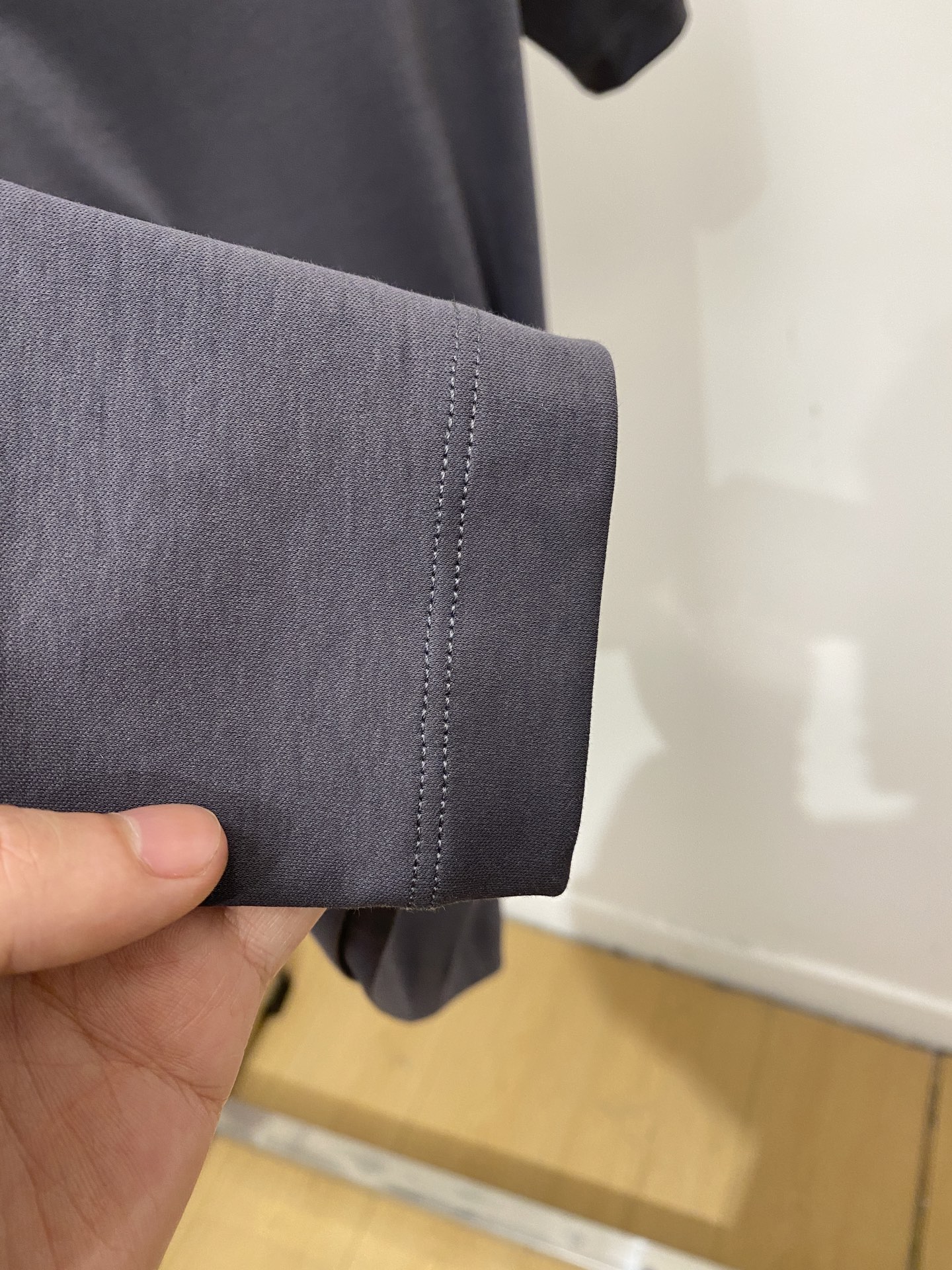 Kiton、2026新品短袖T恤，帅气时尚，胸前刺绣五金装饰字母logo，简约百搭款。面料棉 不仅挺括，